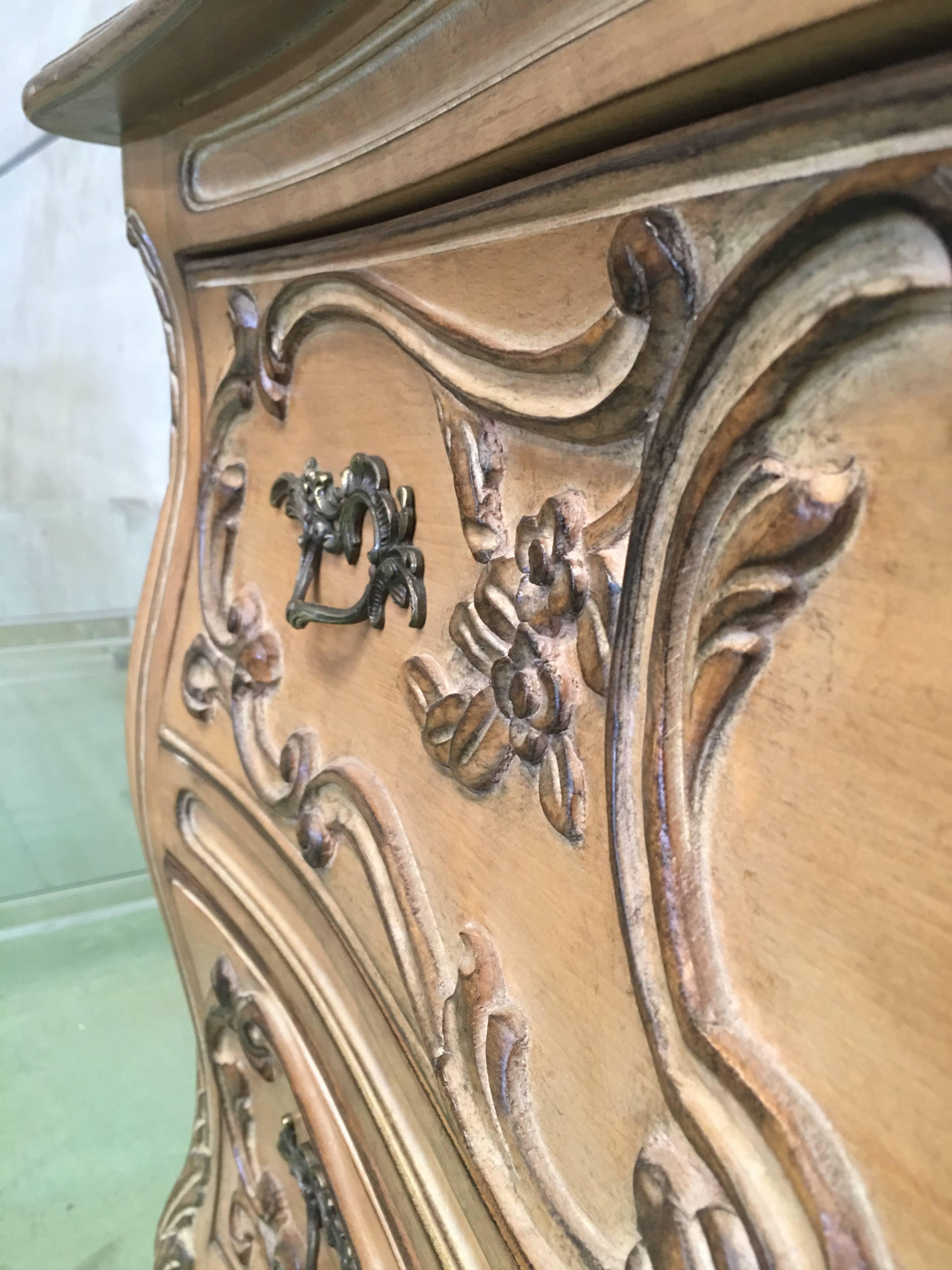 Early 20th Century French Regence Carved Mirror with Chest of Three Drawers For Sale 13