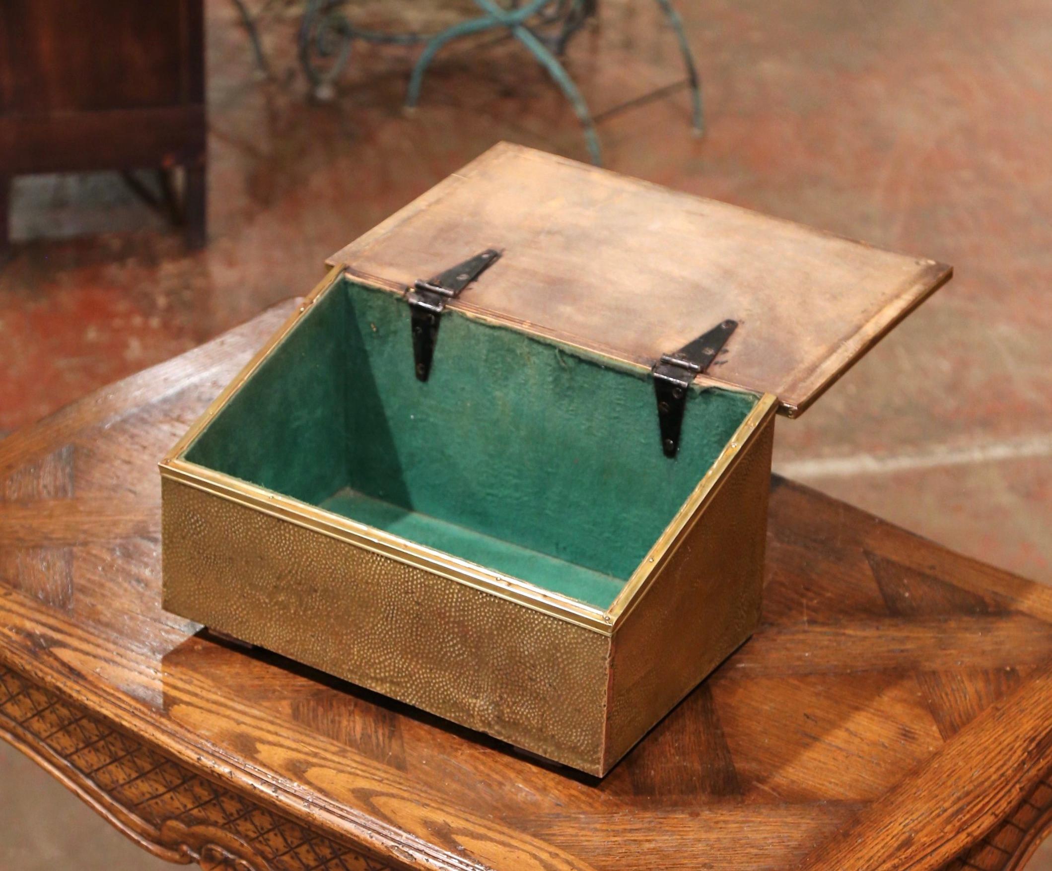 Patiné Boîte française en laiton repoussé et bois du début du 20ème siècle avec décor de voiliers en vente