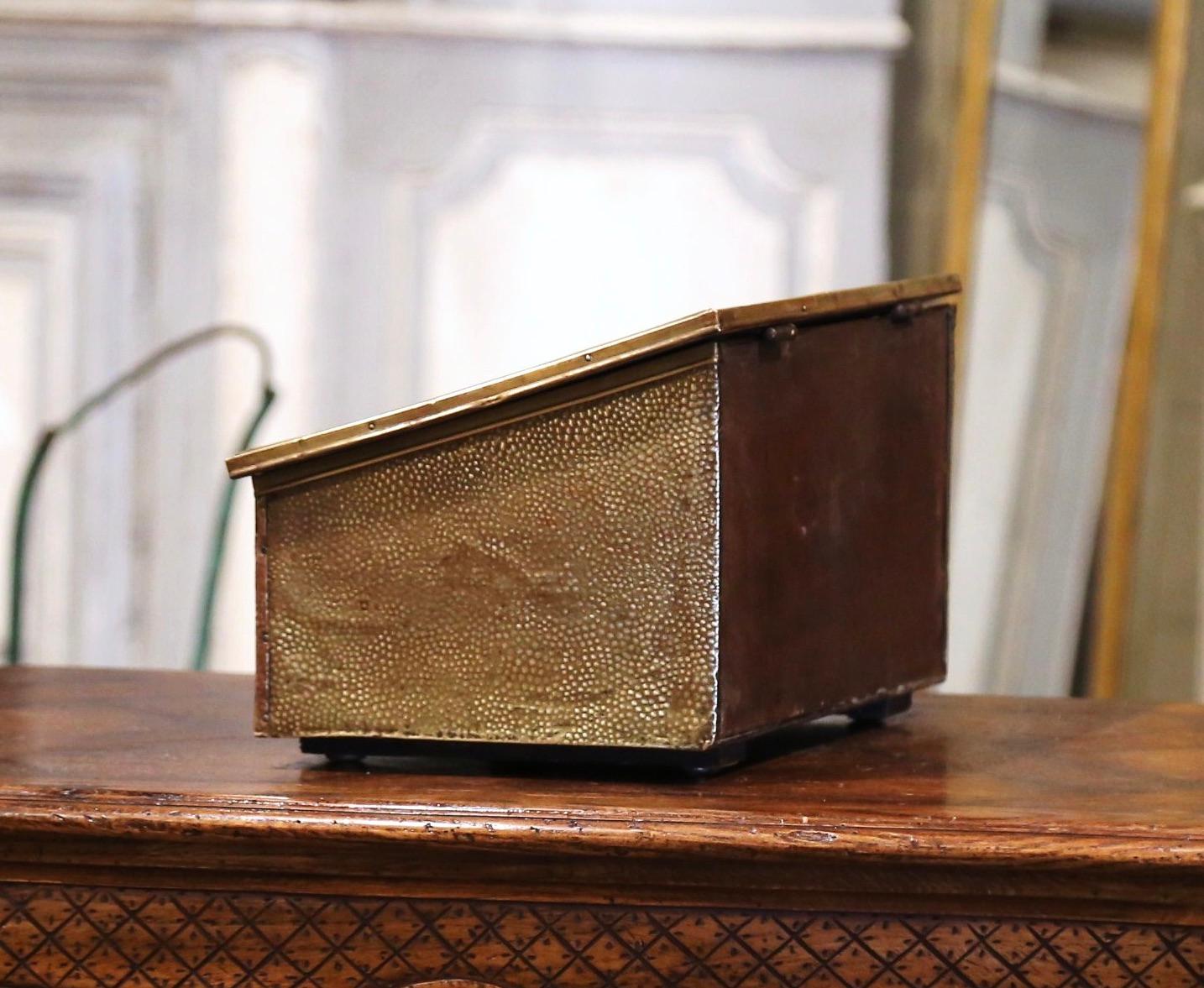 Boîte française en laiton repoussé et bois du début du 20ème siècle avec décor de voiliers Excellent état - En vente à Dallas, TX