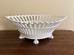 Cachepot francese in porcellana reticolata dei primi anni del XX secolo con piedini a zampa