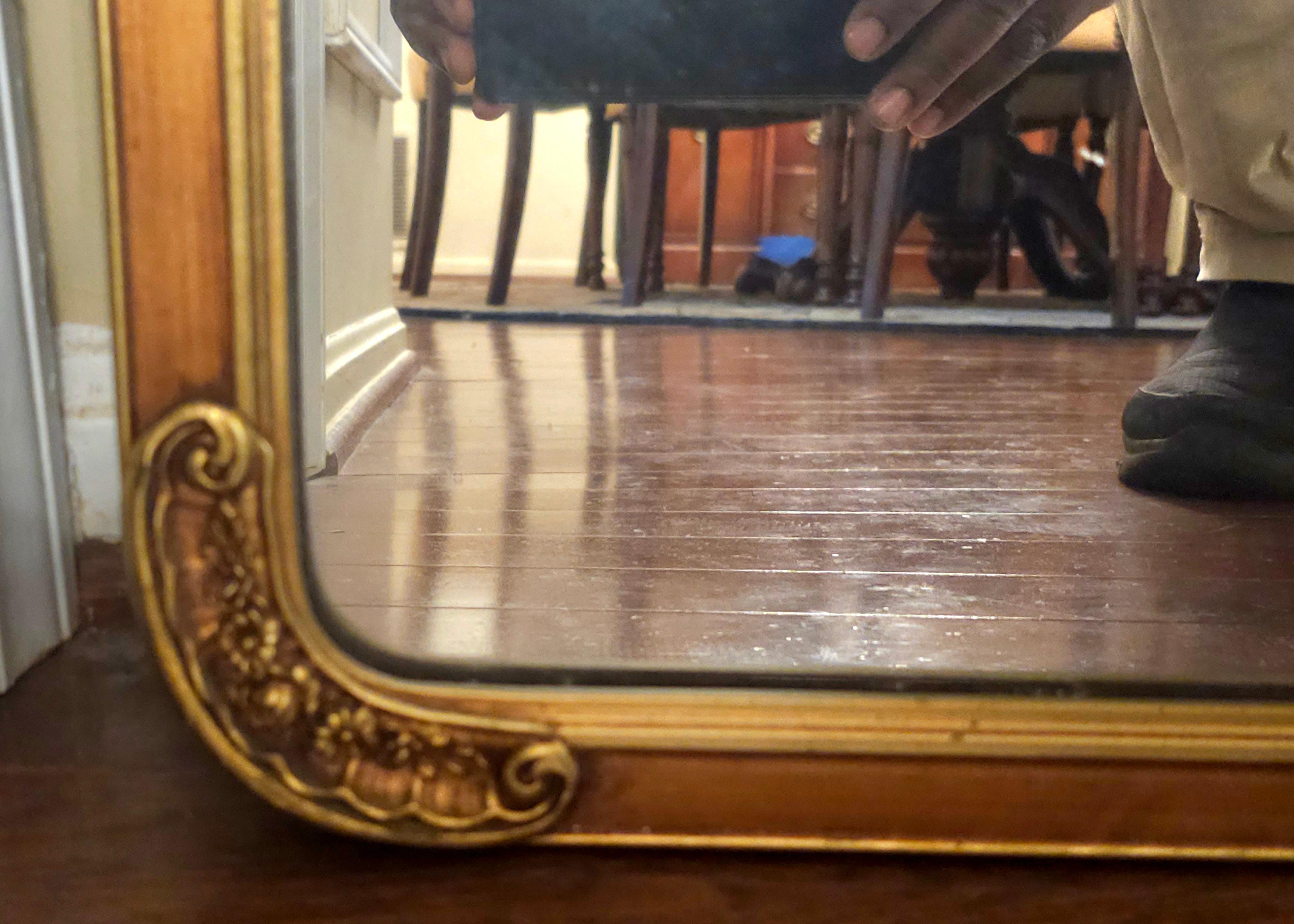Américain Miroir mural français du début du 20e siècle avec nœud de ruban et cadre orné de roses en bois doré en vente