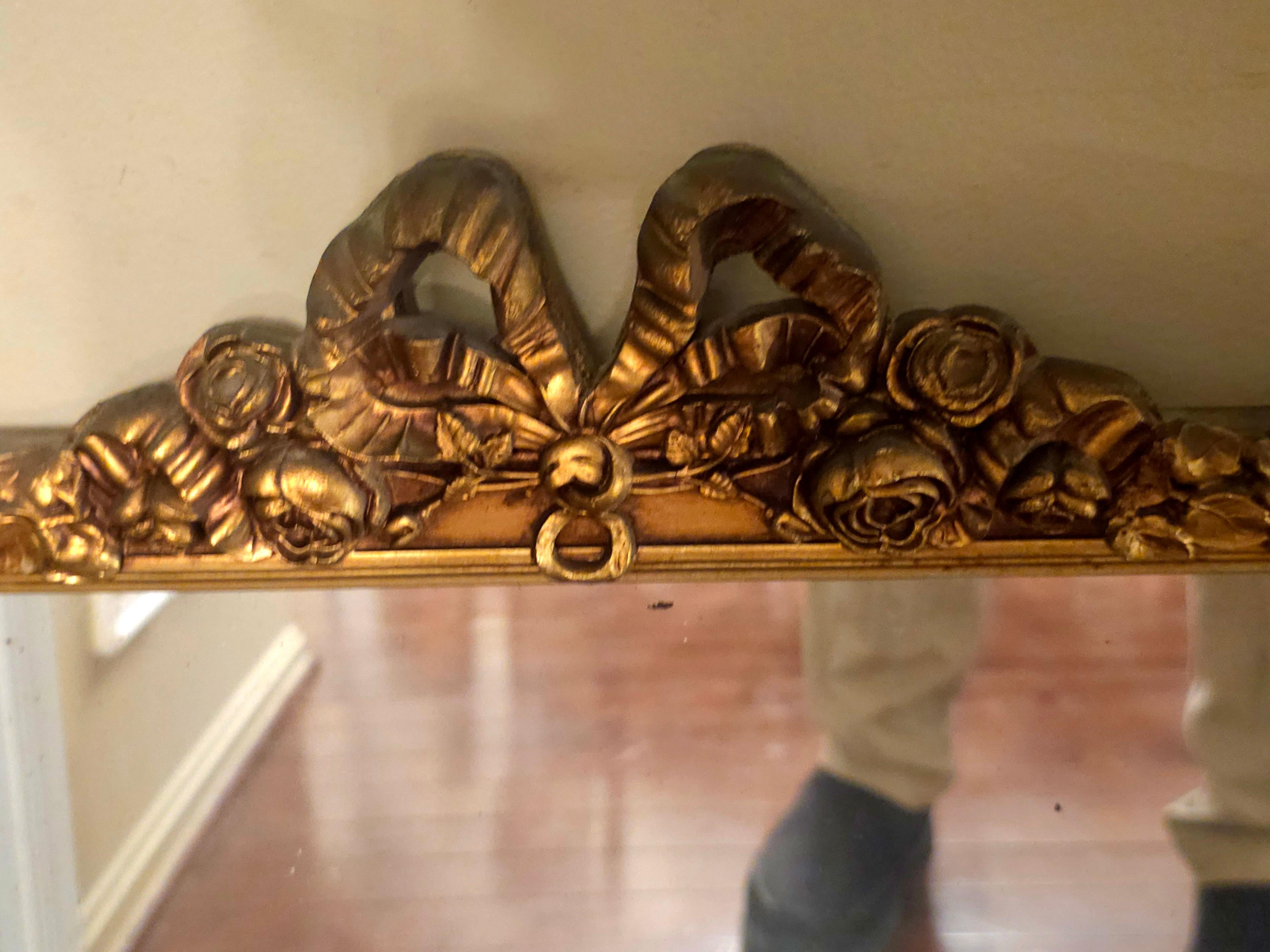 Miroir mural français du début du 20e siècle avec nœud de ruban et cadre orné de roses en bois doré Bon état - En vente à Germantown, MD