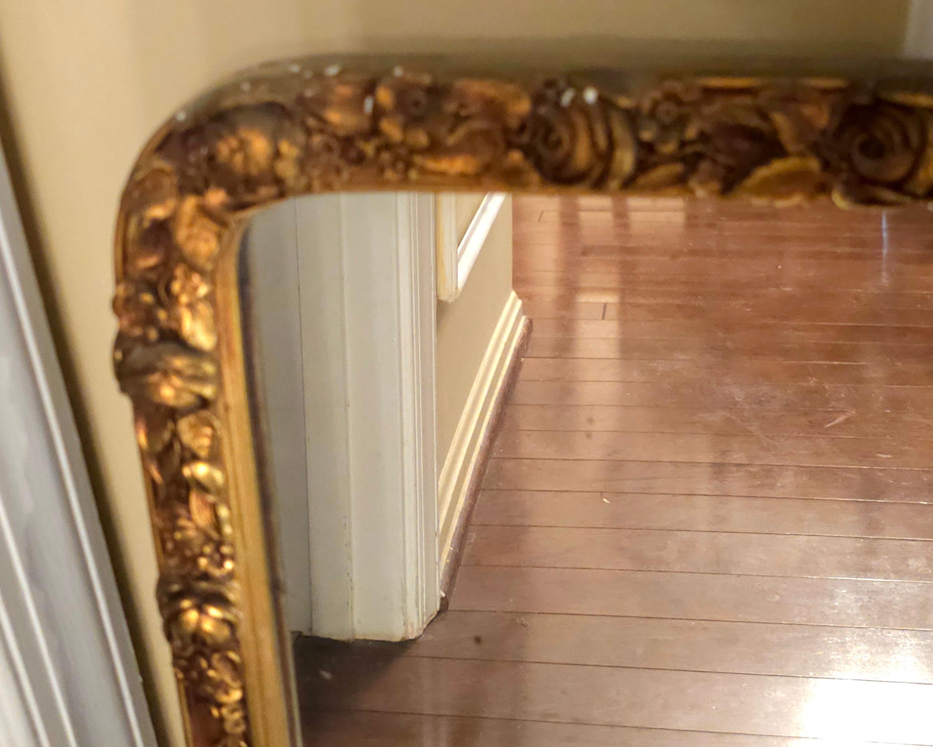 20ième siècle Miroir mural français du début du 20e siècle avec nœud de ruban et cadre orné de roses en bois doré en vente