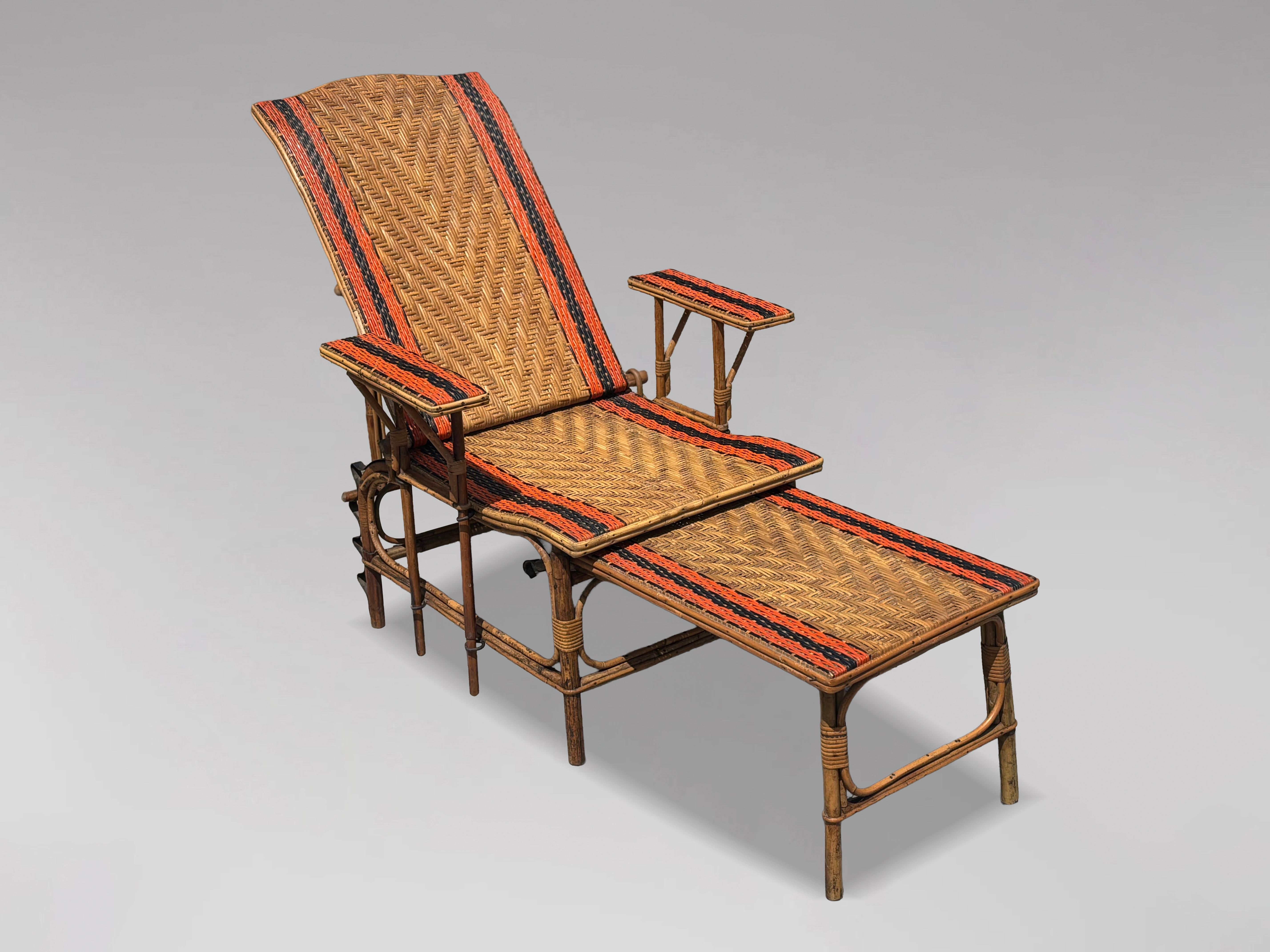 Lettino da sole reclinabile in bambù e rattan della Costa Azzurra di buona qualità

Questa sedia a sdraio reclinabile in bambù e rattan della Costa Azzurra dell'inizio del XX secolo è uno straordinario esempio di design francese. Il pezzo presenta