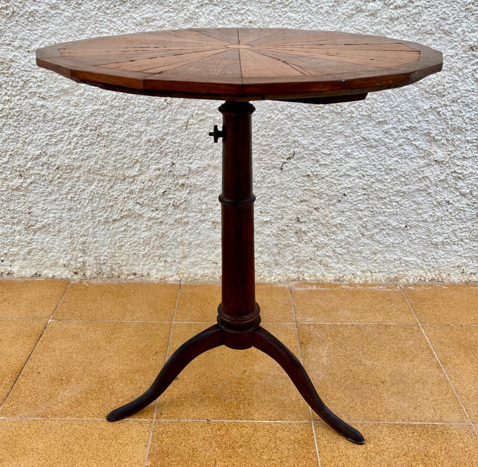 French Provincial Early 20th Century French Rotating Round Side Table in Walnut, 1940s For Sale