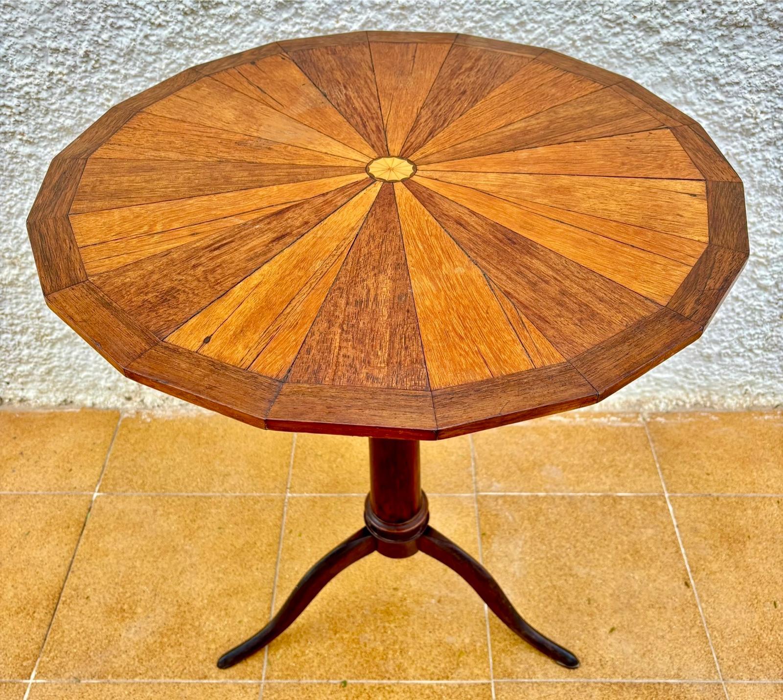 Early 20th Century French Rotating Round Side Table in Walnut, 1940s For Sale 3