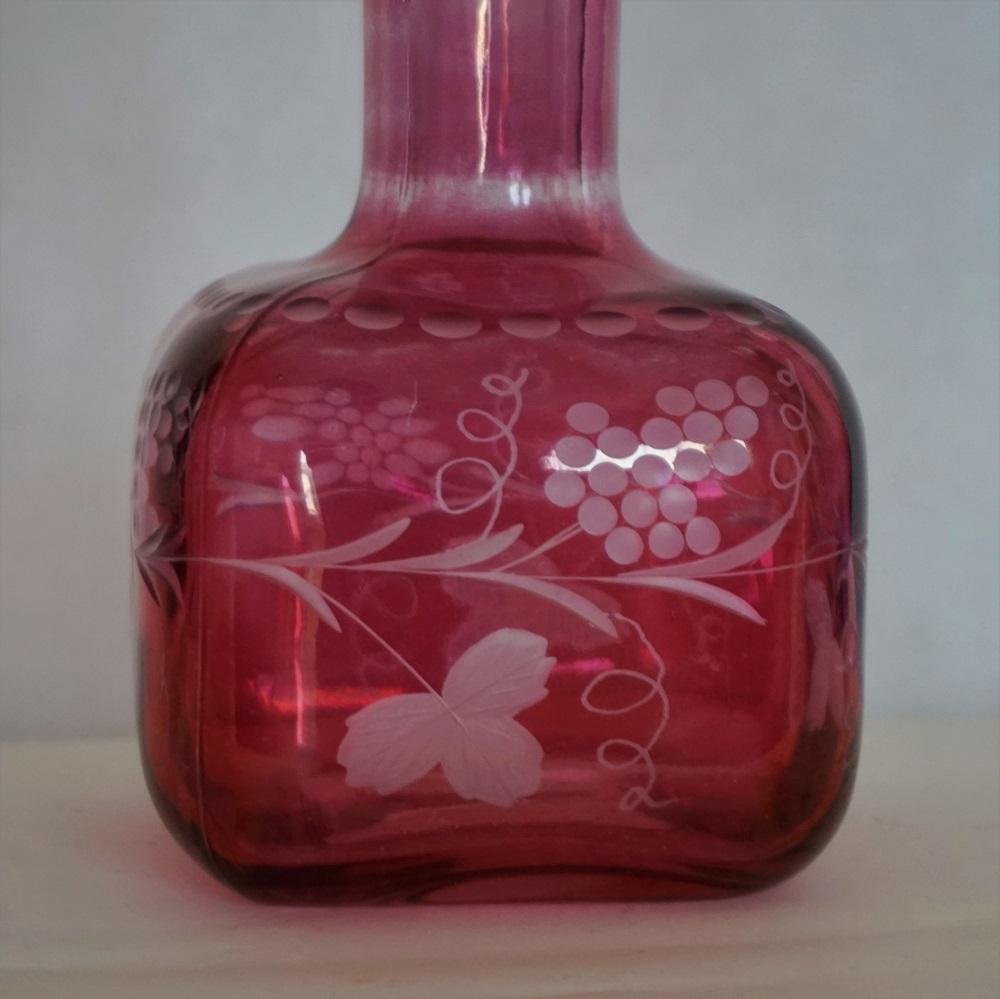 Early 20th Century French Ruby to Engraved Clear Cut Glass Bottle or Decanter In Good Condition In Frankfurt am Main, DE