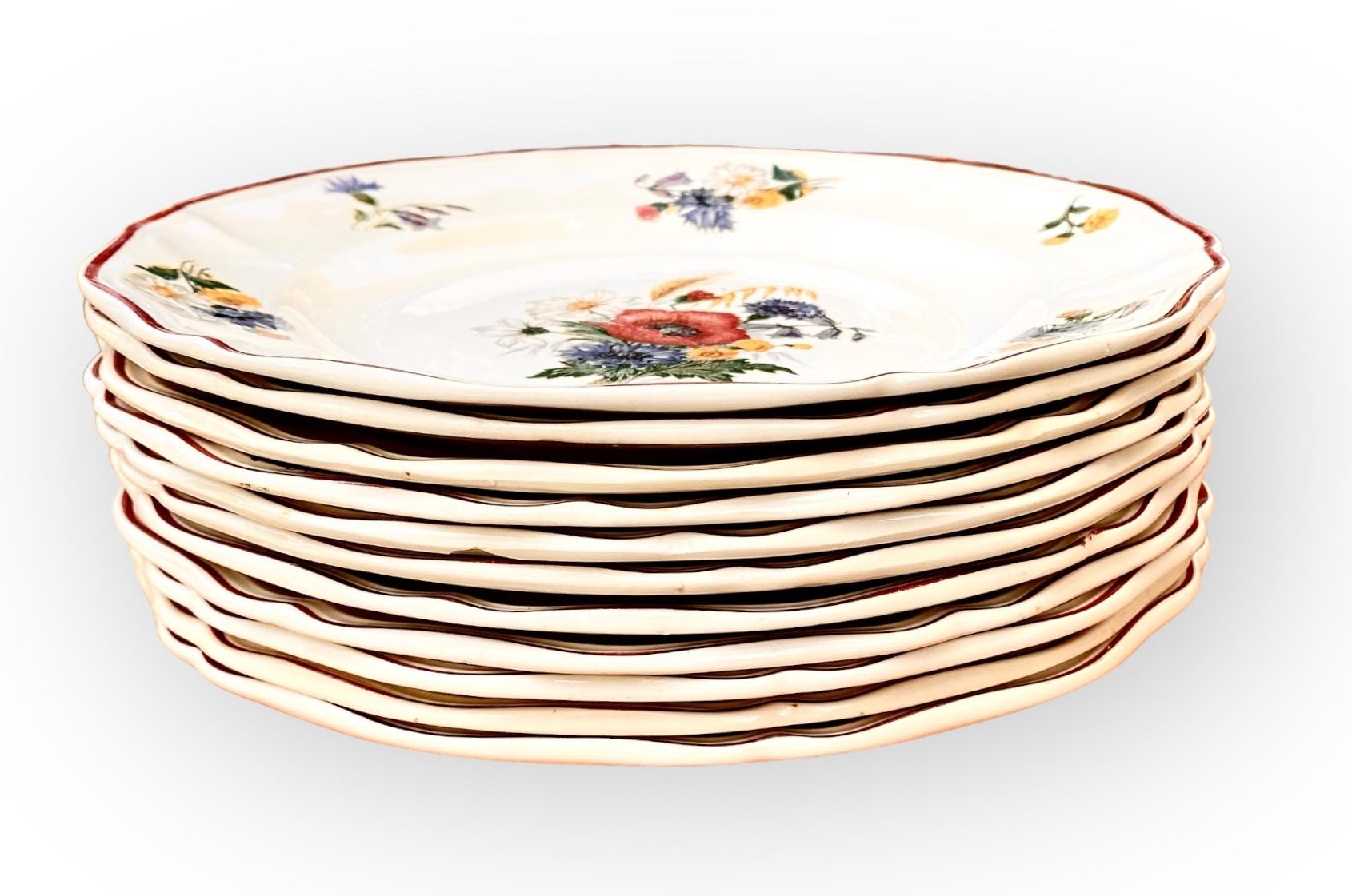 Set di stoviglie in maiolica della provincia francese, inizio XX secolo, di Sarraguemines, motivo Agreste (che significa rurale, rustico) composto da undici piatti da portata, sei ciotole per zuppa/insalata, un piatto ovale grande, un piatto ovale