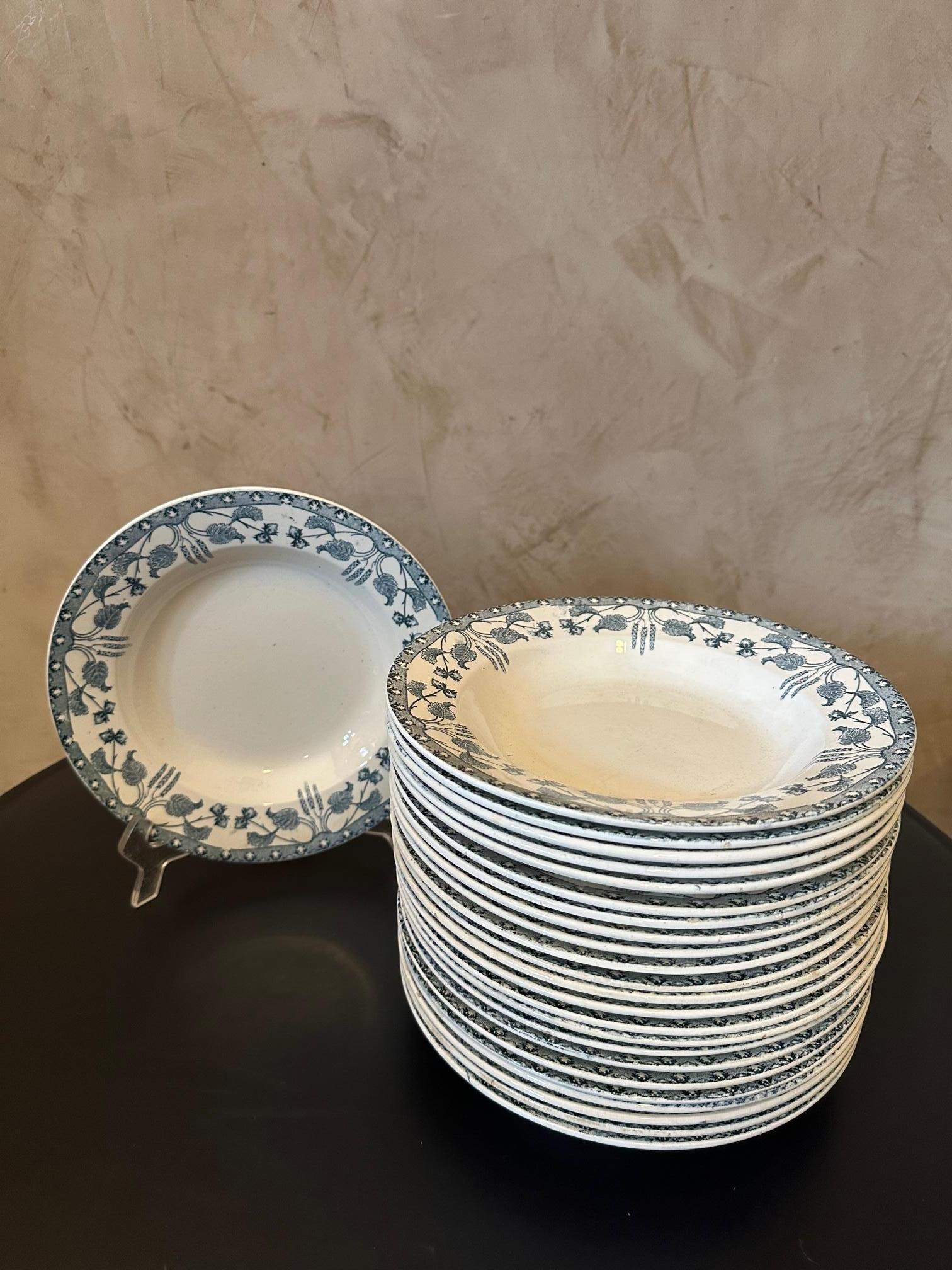 Early 20th century French Sarreguemines Earthenware Set of Tableware, 1900s For Sale 14
