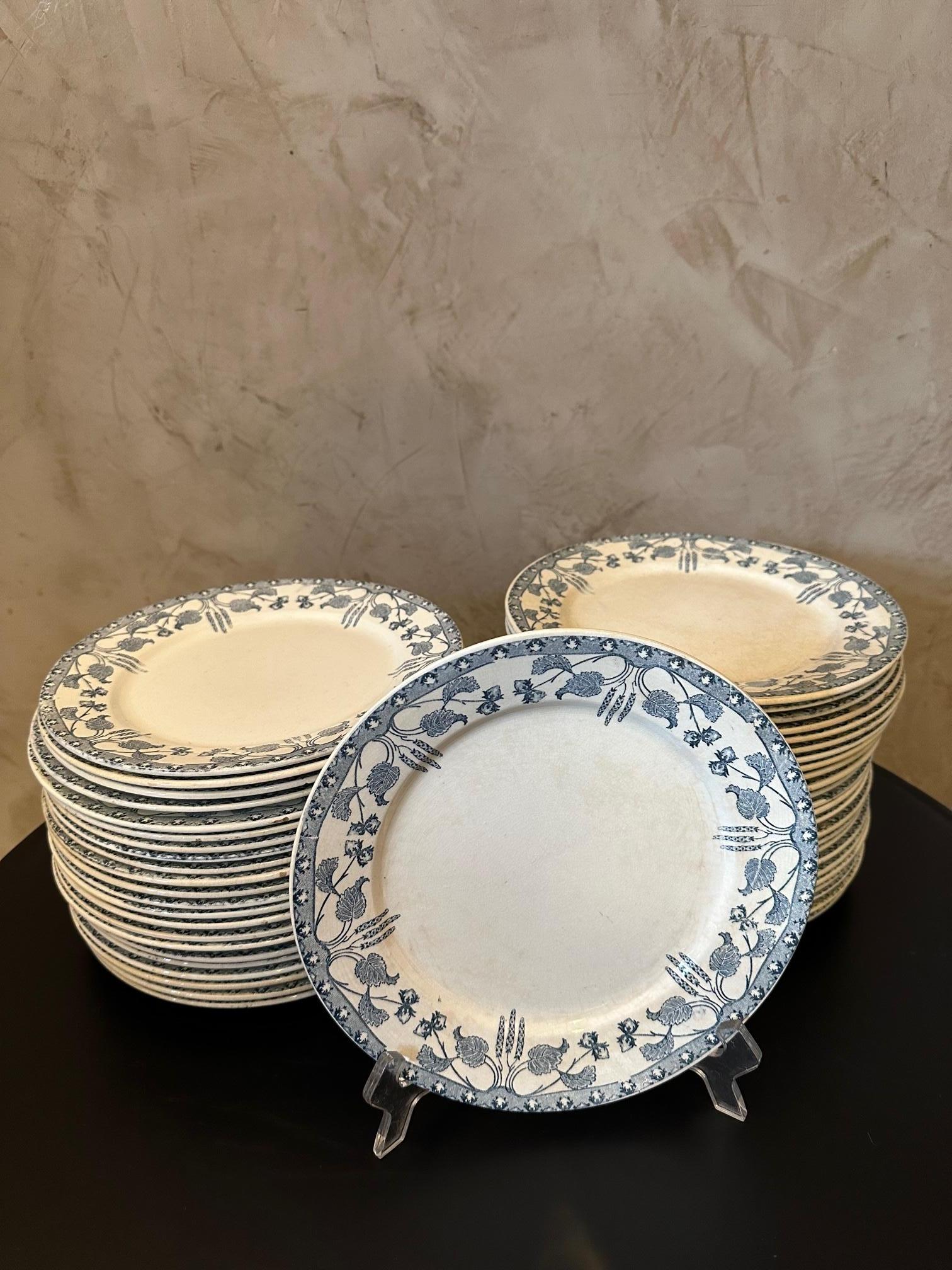 Early 20th century French Sarreguemines Earthenware Set of Tableware, 1900s For Sale 16
