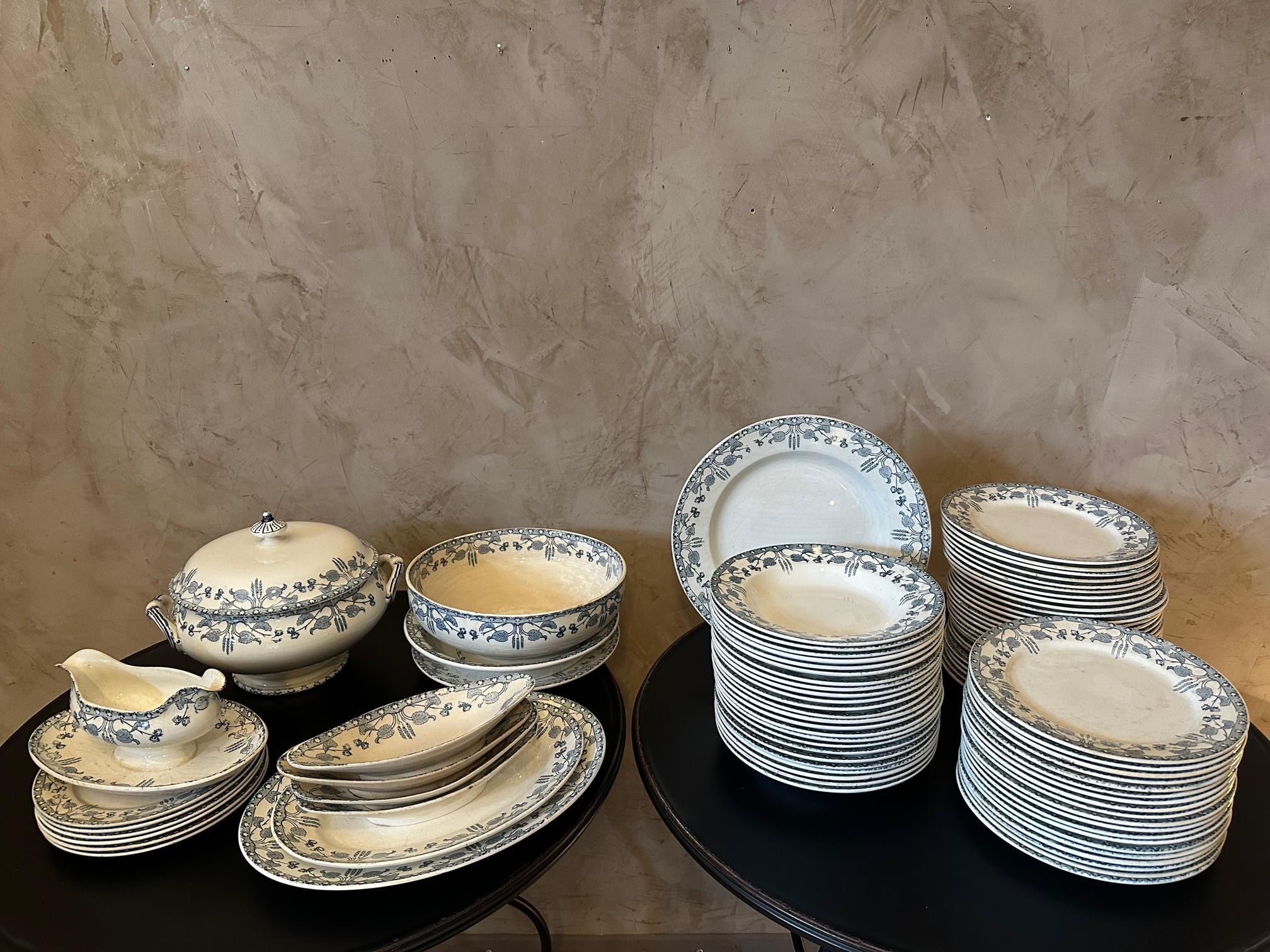 Early 20th century French Sarreguemines Earthenware Set of Tableware, 1900s In Good Condition For Sale In LEGNY, FR