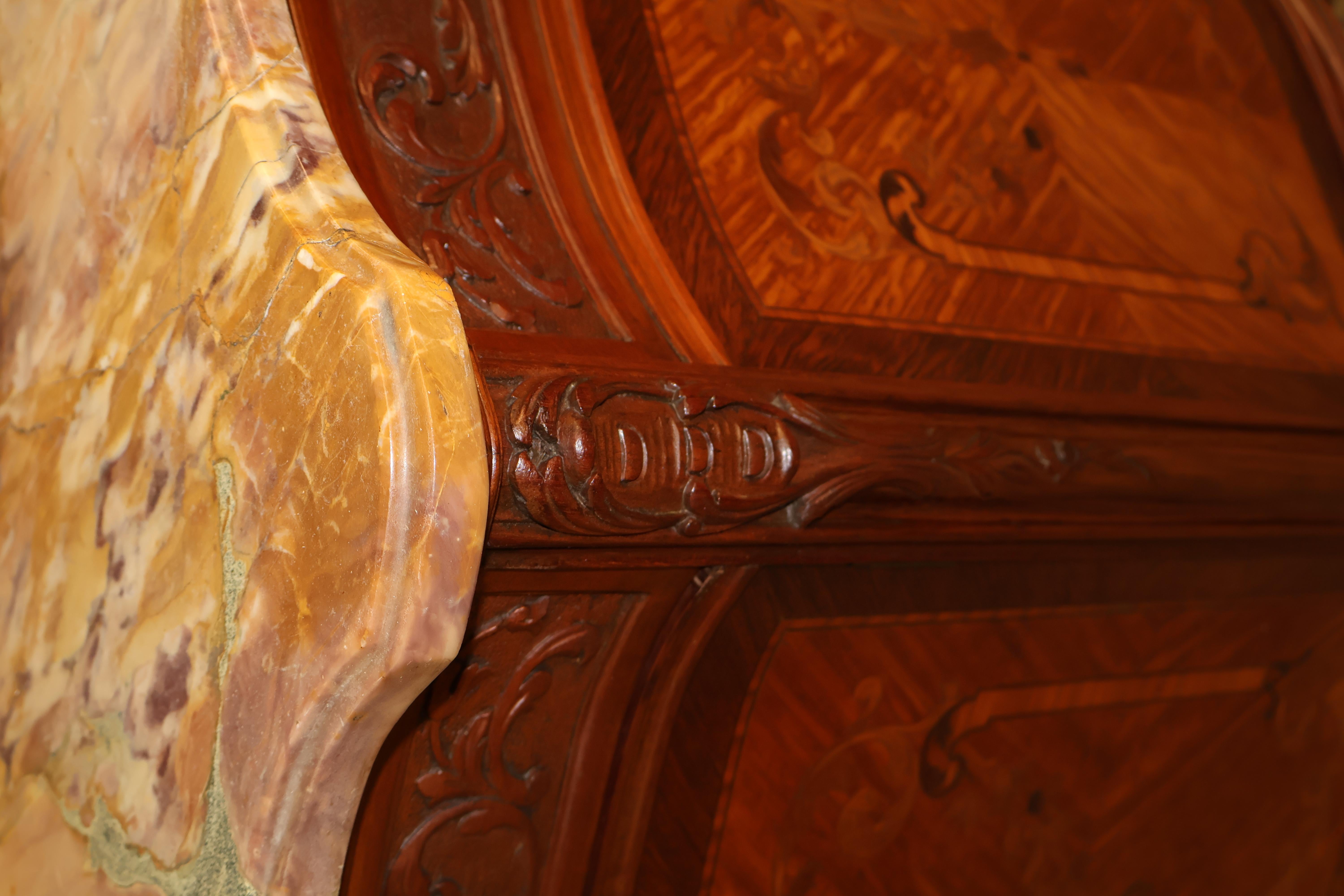 Comò cassettone in stile Luigi XV intarsiato in legno di raso dei primi del Novecento francese in vendita 8