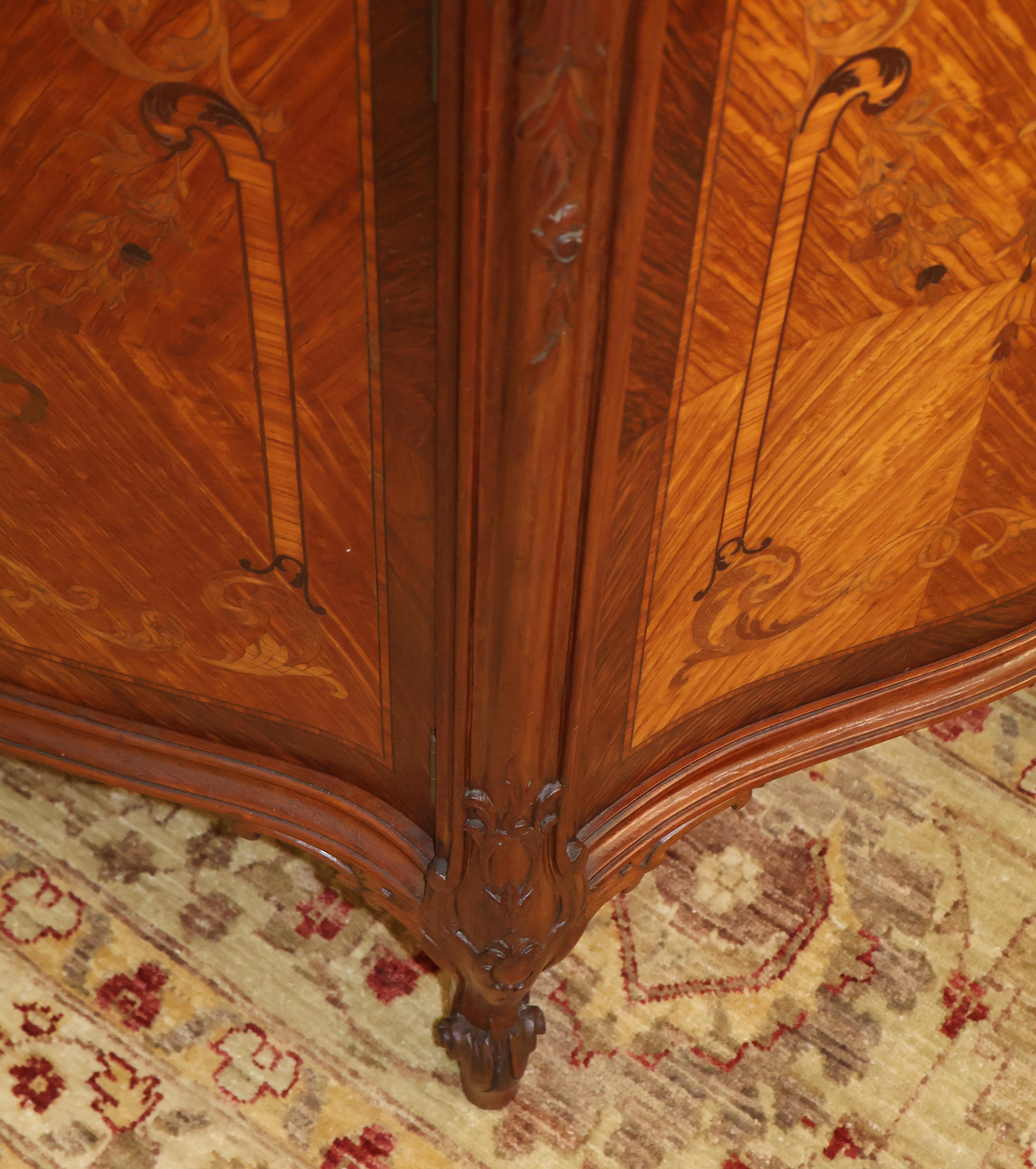 Comò cassettone in stile Luigi XV intarsiato in legno di raso dei primi del Novecento francese in vendita 9