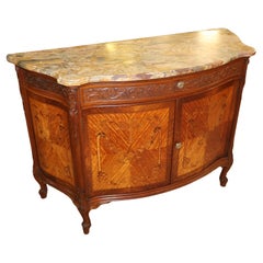Commode de style Louis XV en marqueterie de bois de satin du début du 20e siècle