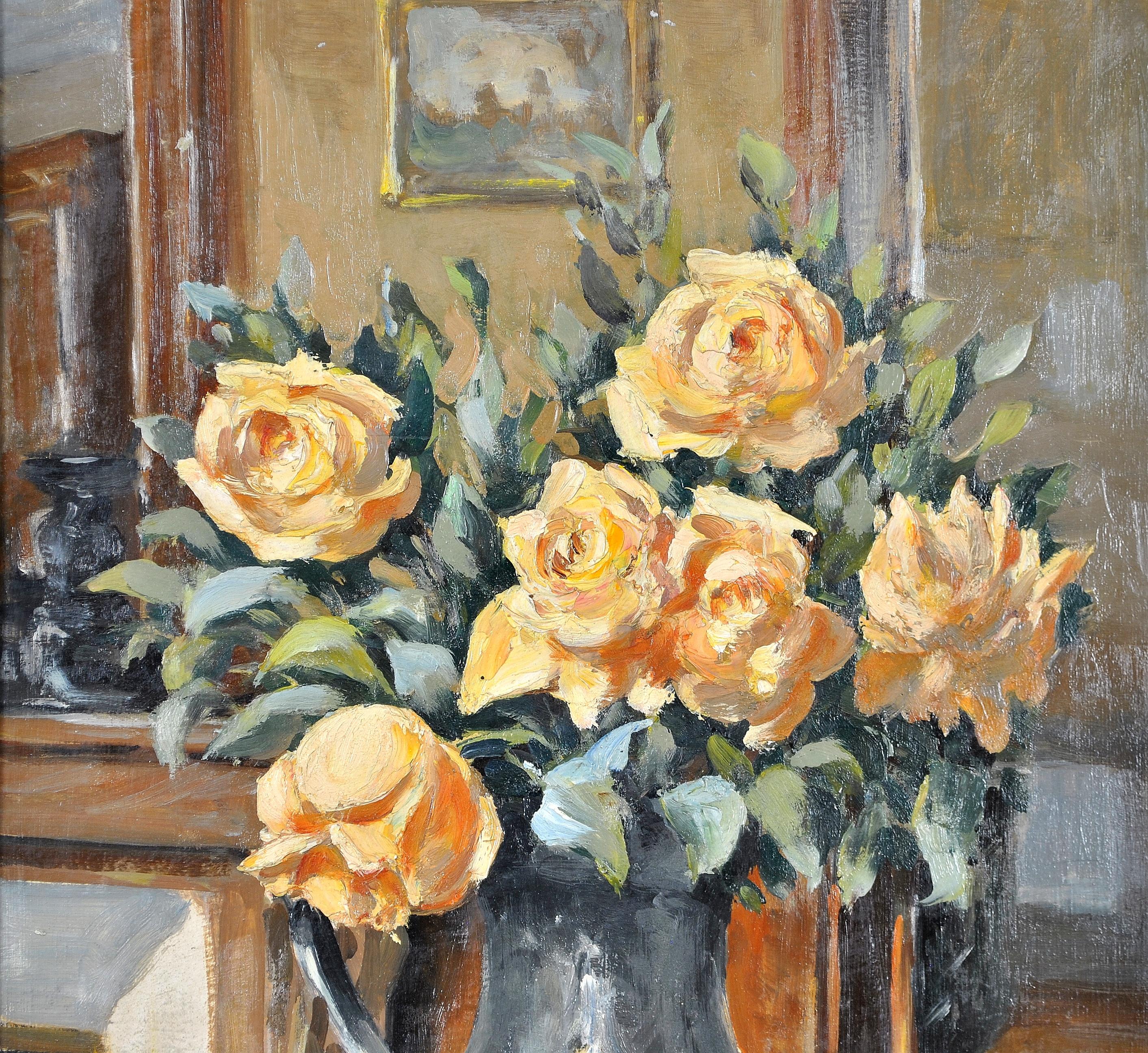 Magnifique nature morte d'intérieur à l'huile sur carton impressionniste française des années 1920, avec des roses jaunes dans une cruche. Un travail d'excellente qualité avec beaucoup de détails, y compris une peinture sur le mur et un miroir