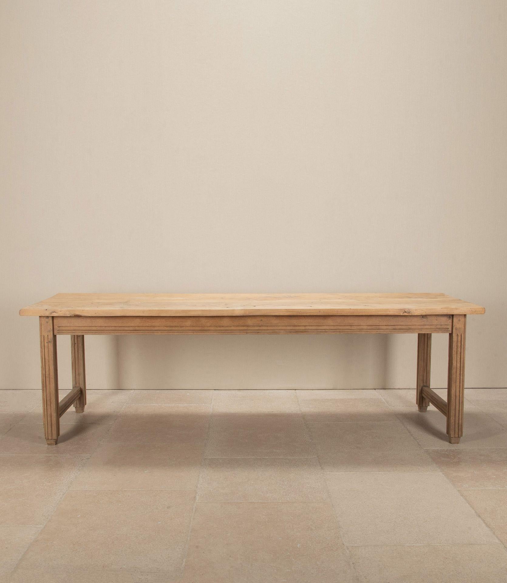 Table de ferme en orme frotté du début du 20e siècle.
Le plateau à deux planches présente de magnifiques figurations. Il peut accueillir plus de huit personnes et a été lavé et nettoyé jusqu'au bois brut pour lui donner une touche contemporaine.