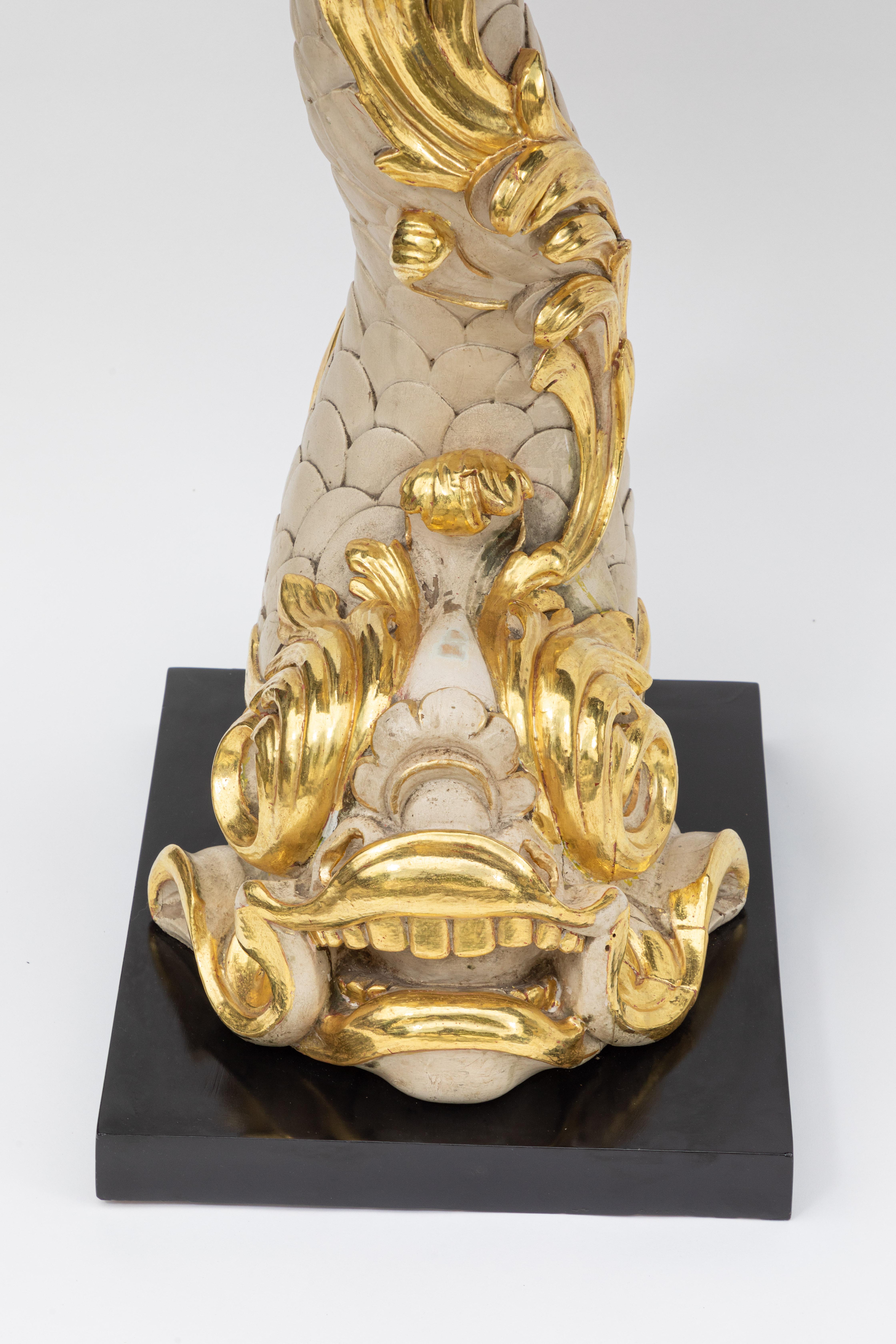 Rare console française du 20e siècle en serge Roche sculptée à la main avec motif de dauphin. Le haut de la console est en miroir noir. Nouvellement doré en 22 carats.