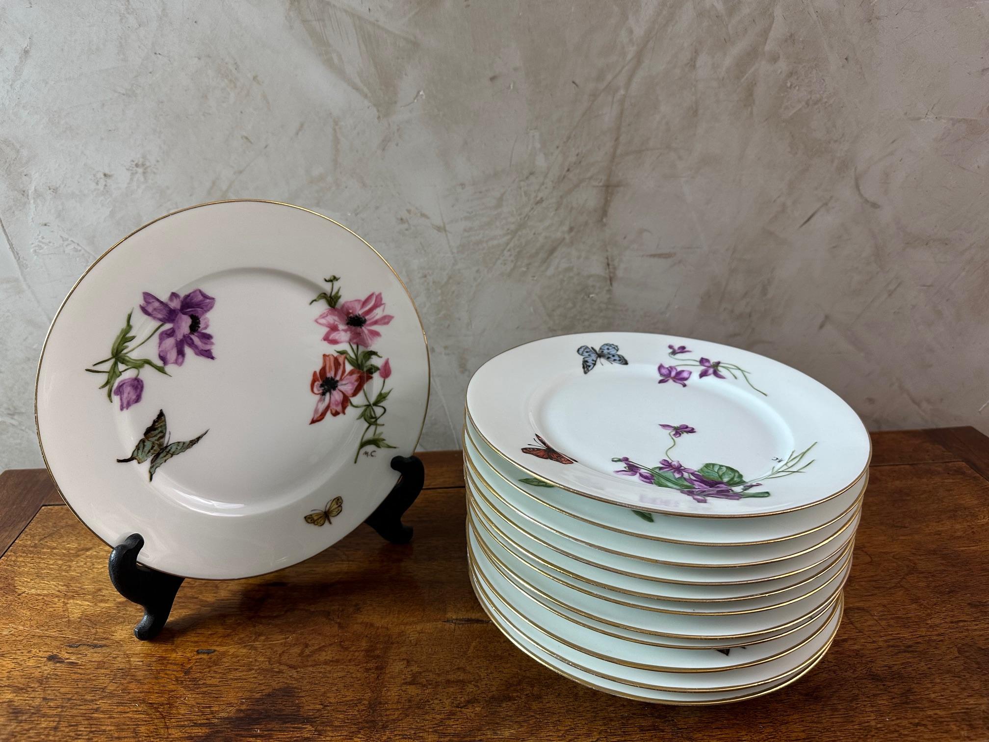 Bellissimo set di 12 piatti (uno diviso) in porcellana di Limoges degli anni '20, dipinti a mano.
Decorazioni primaverili, fiori, farfalle e insetti.
Firma del disegnatore MC su alcuni piatti. Timbro JP. I.L.A. sul retro.
Ottima qualità. Per gli