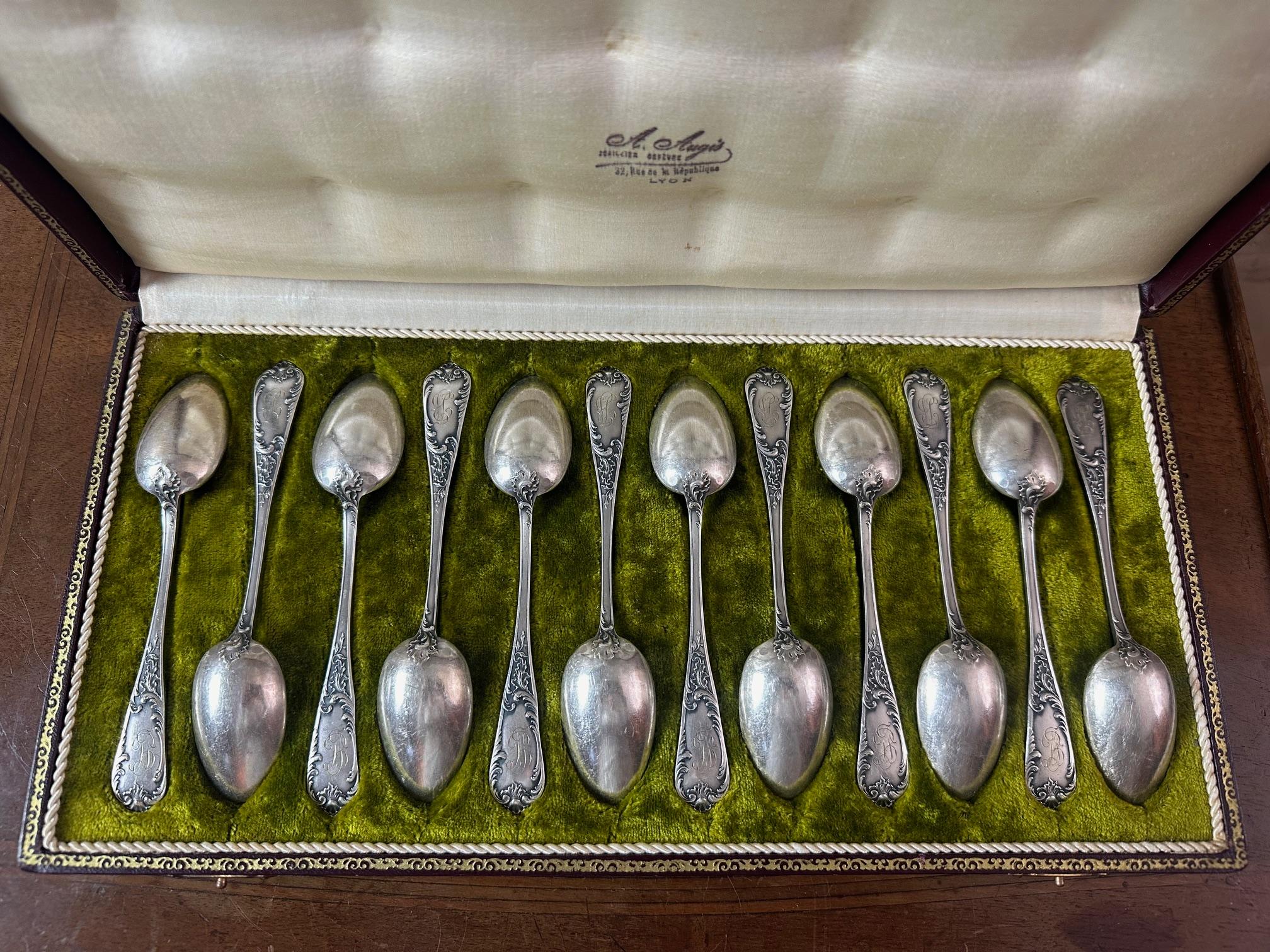 Scatola di 12 piccoli cucchiai placcati in argento risalenti all'inizio del XX secolo.
Monogram su ogni manico 