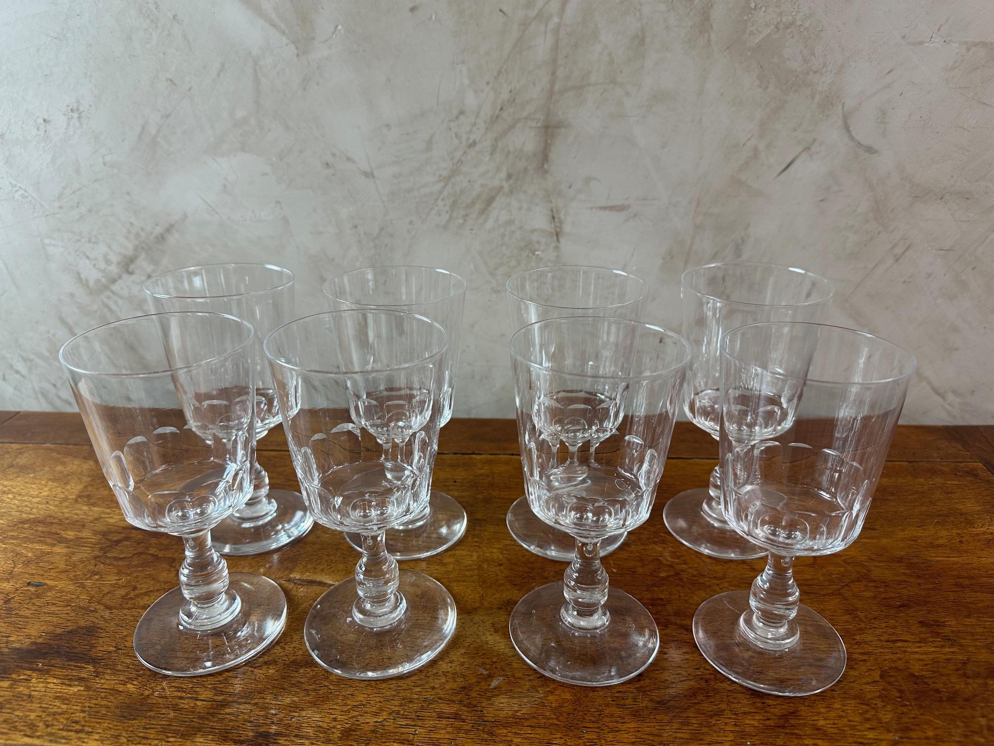 Precioso juego de 8 copas de vino de cristal de muy buena calidad. 
Fabricado en Francia en la década de 1900.
Para los amantes del arte de la mesa.