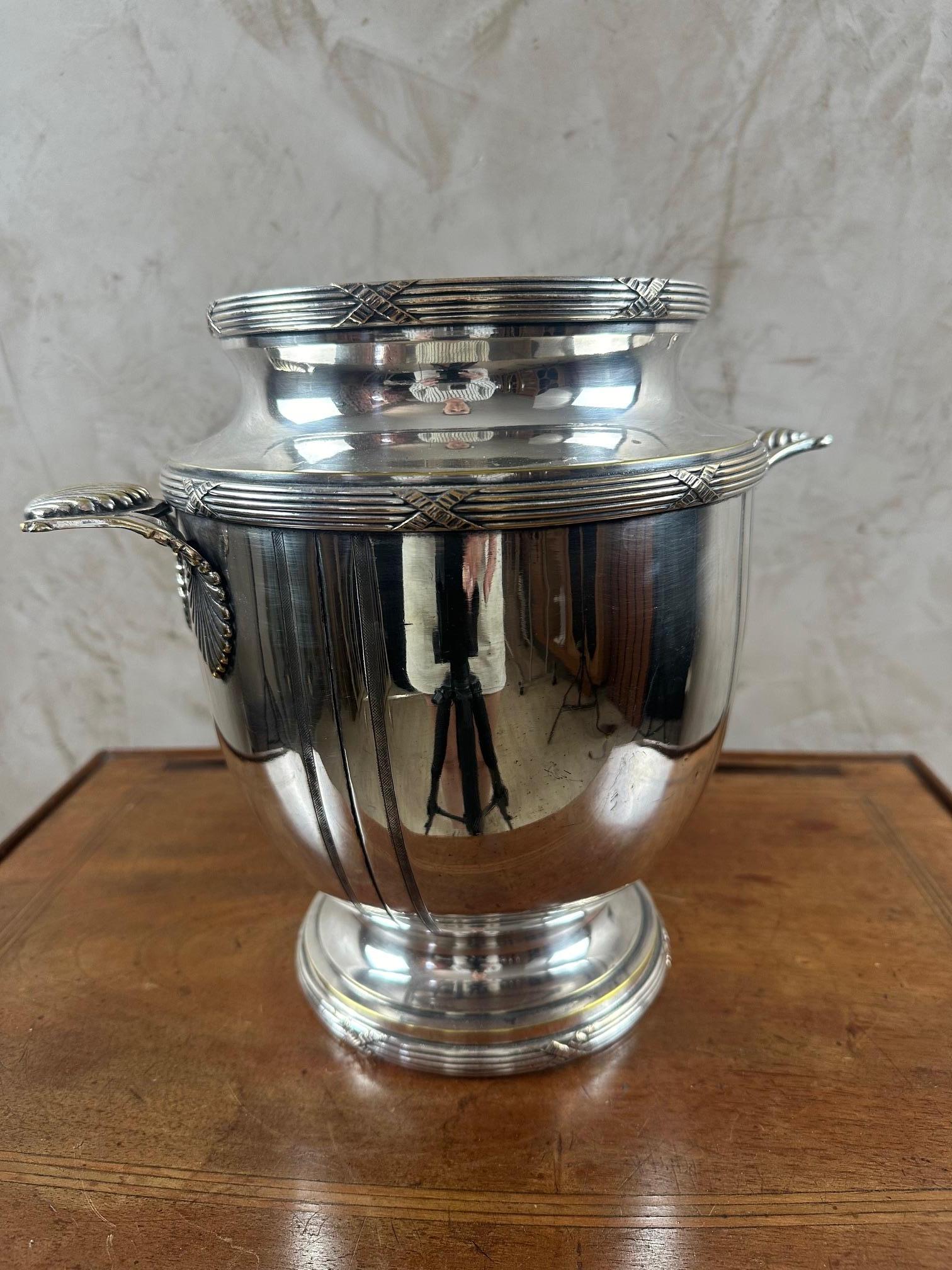 Bellissimo dispenser per champagne in argento risalente all'inizio del XX secolo.
Graziosi manici a forma di conchiglia. Bellissimi dettagli in metallo argentato.
Qualità molto buona.