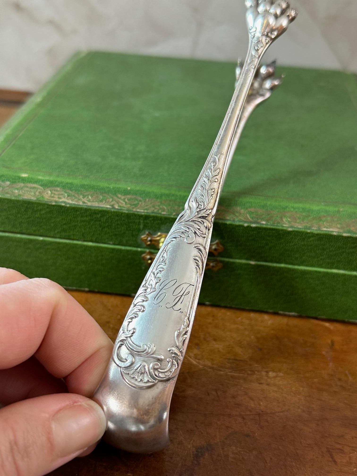 Set di 12 cucchiai e una pinza in argento francese dell'inizio del XX secolo in vendita 5