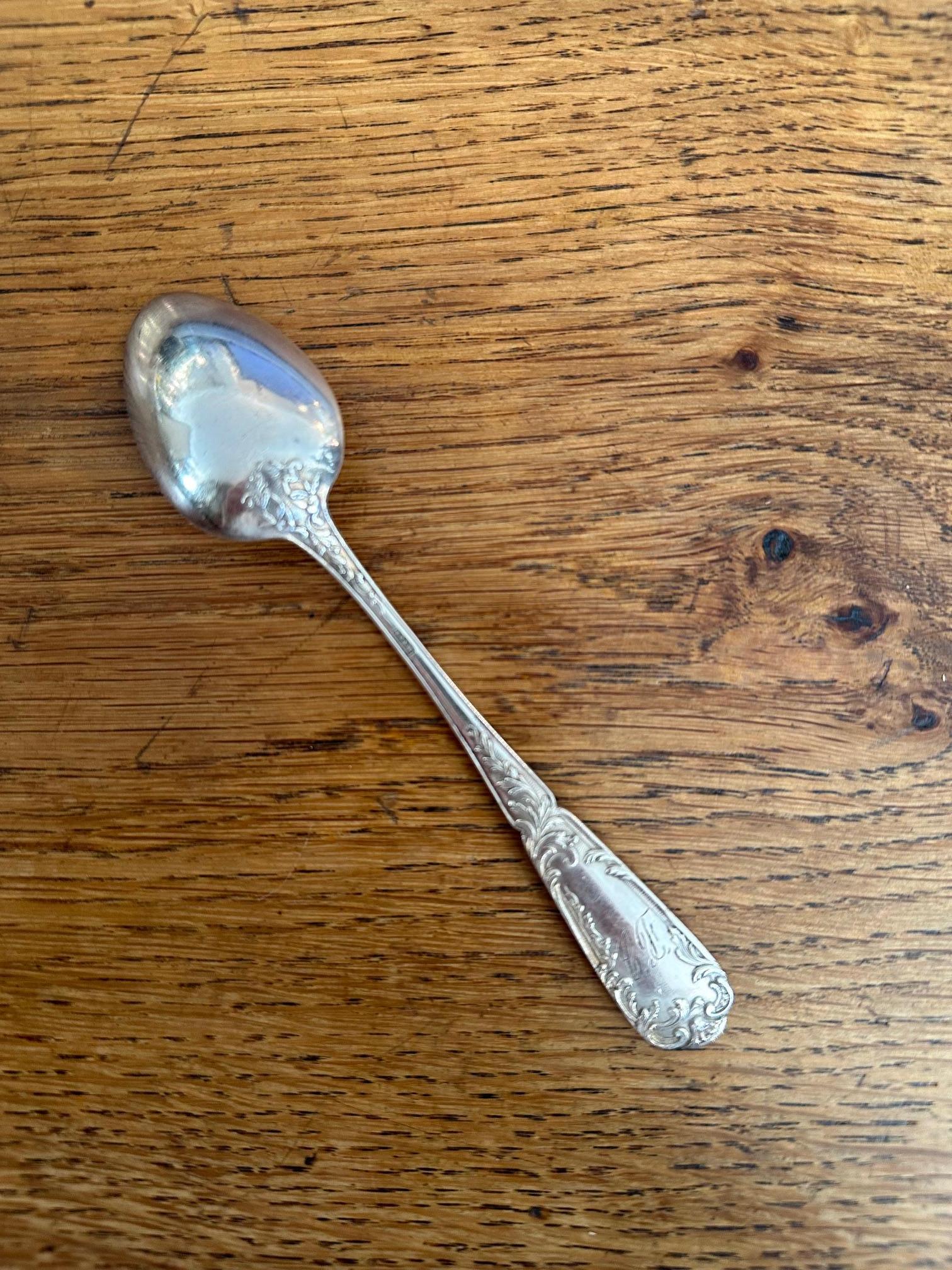 Set di 12 cucchiai e una pinza in argento francese dell'inizio del XX secolo in vendita 8