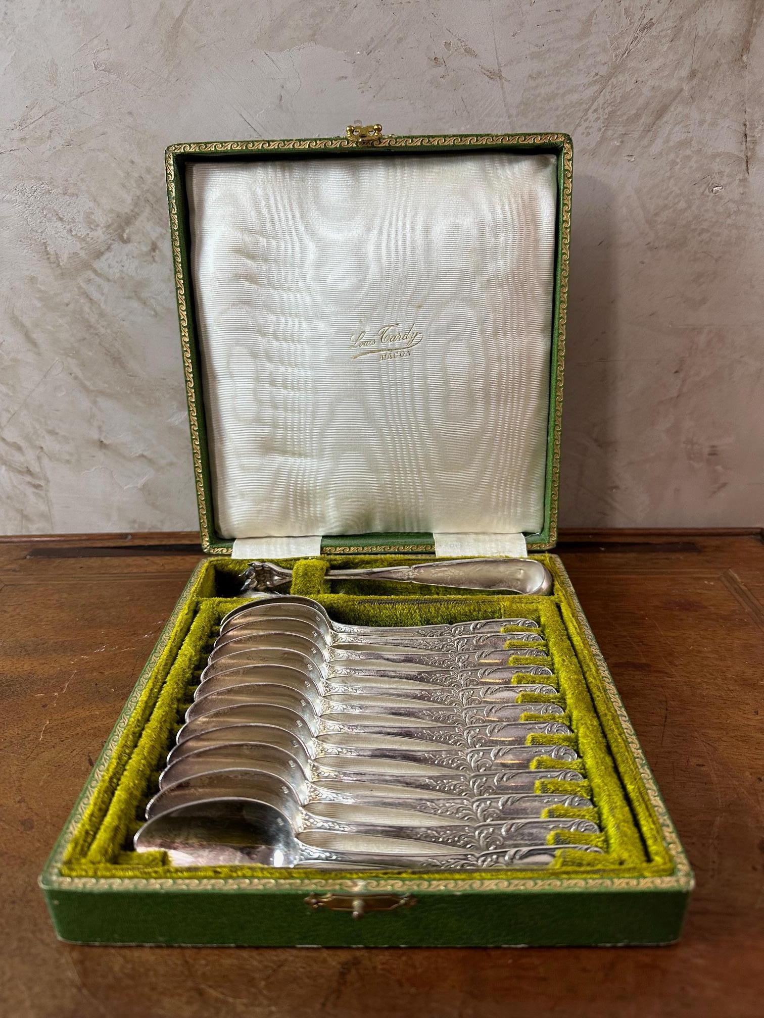 Scatola molto bella composta da dodici cucchiaini in argento e un morsetto risalenti all'inizio del XX secolo.
Bellissima decorazione con fogliame. Sul manico del cucchiaio è presente il monogramma 