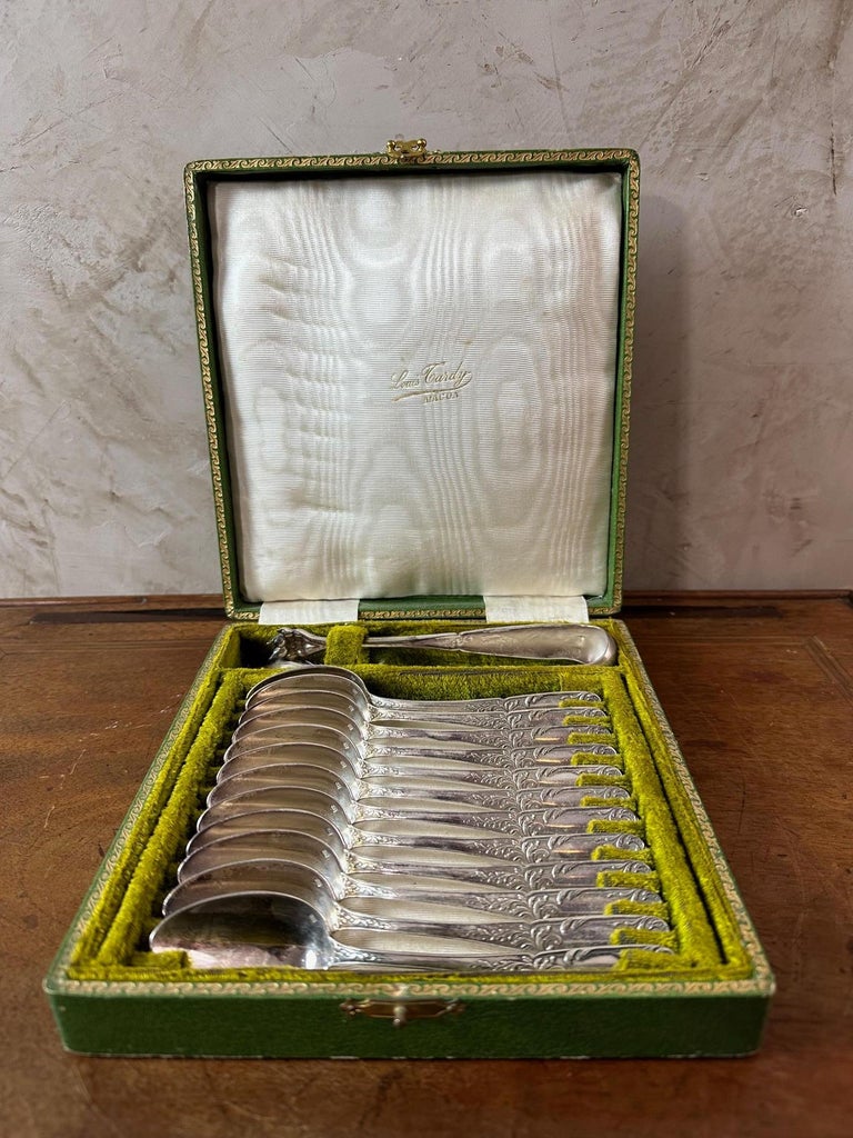 Ancien coffret de 12 petites cuillères en métal argenté