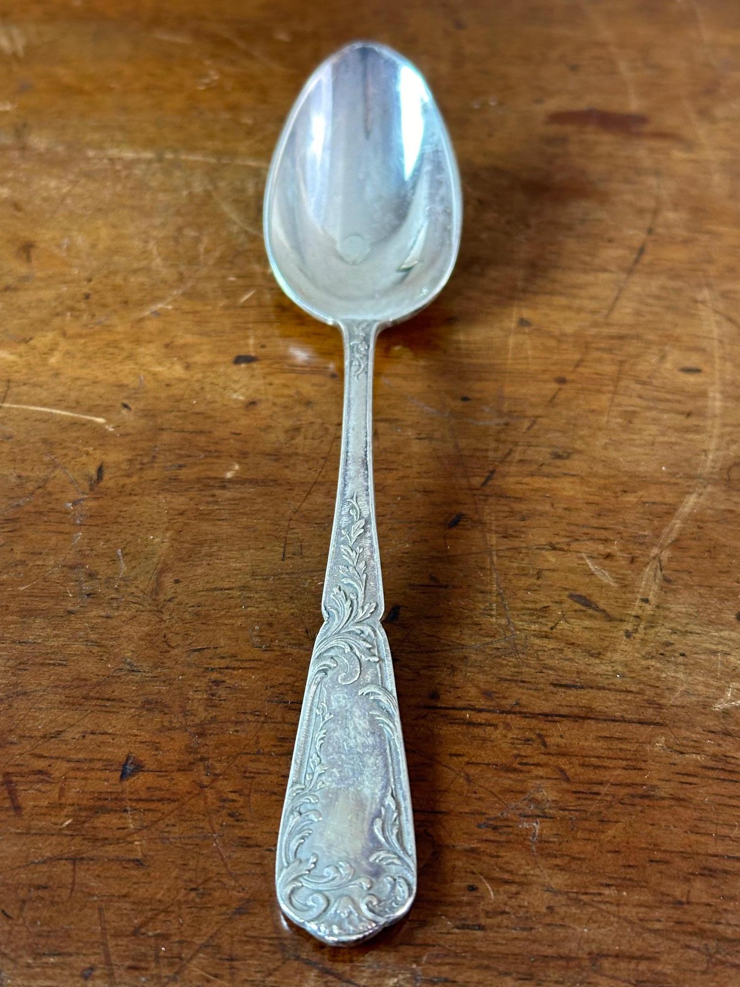 Set di 12 cucchiai e una pinza in argento francese dell'inizio del XX secolo In condizioni buone in vendita a LEGNY, FR