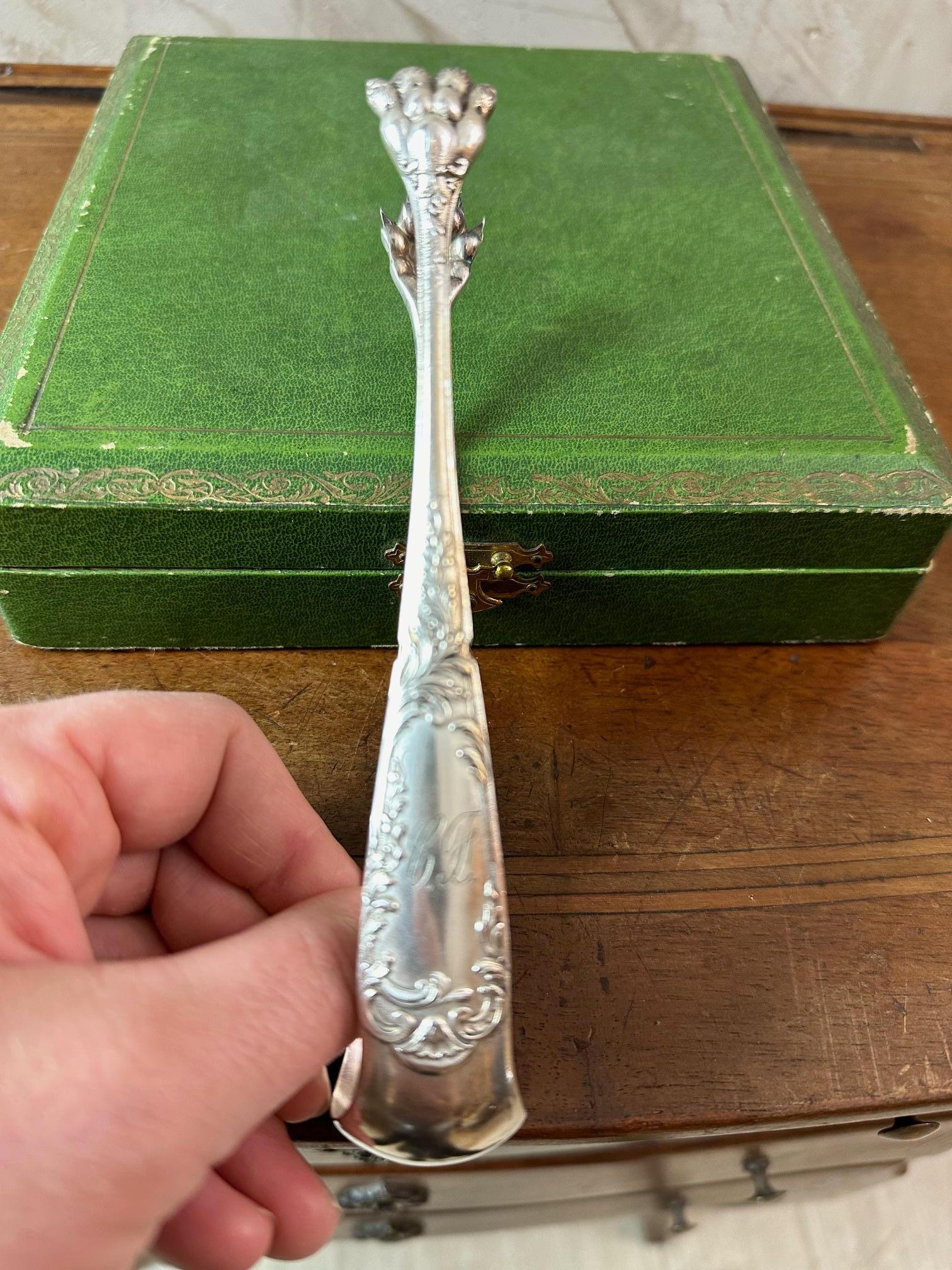 Set di 12 cucchiai e una pinza in argento francese dell'inizio del XX secolo in vendita 3