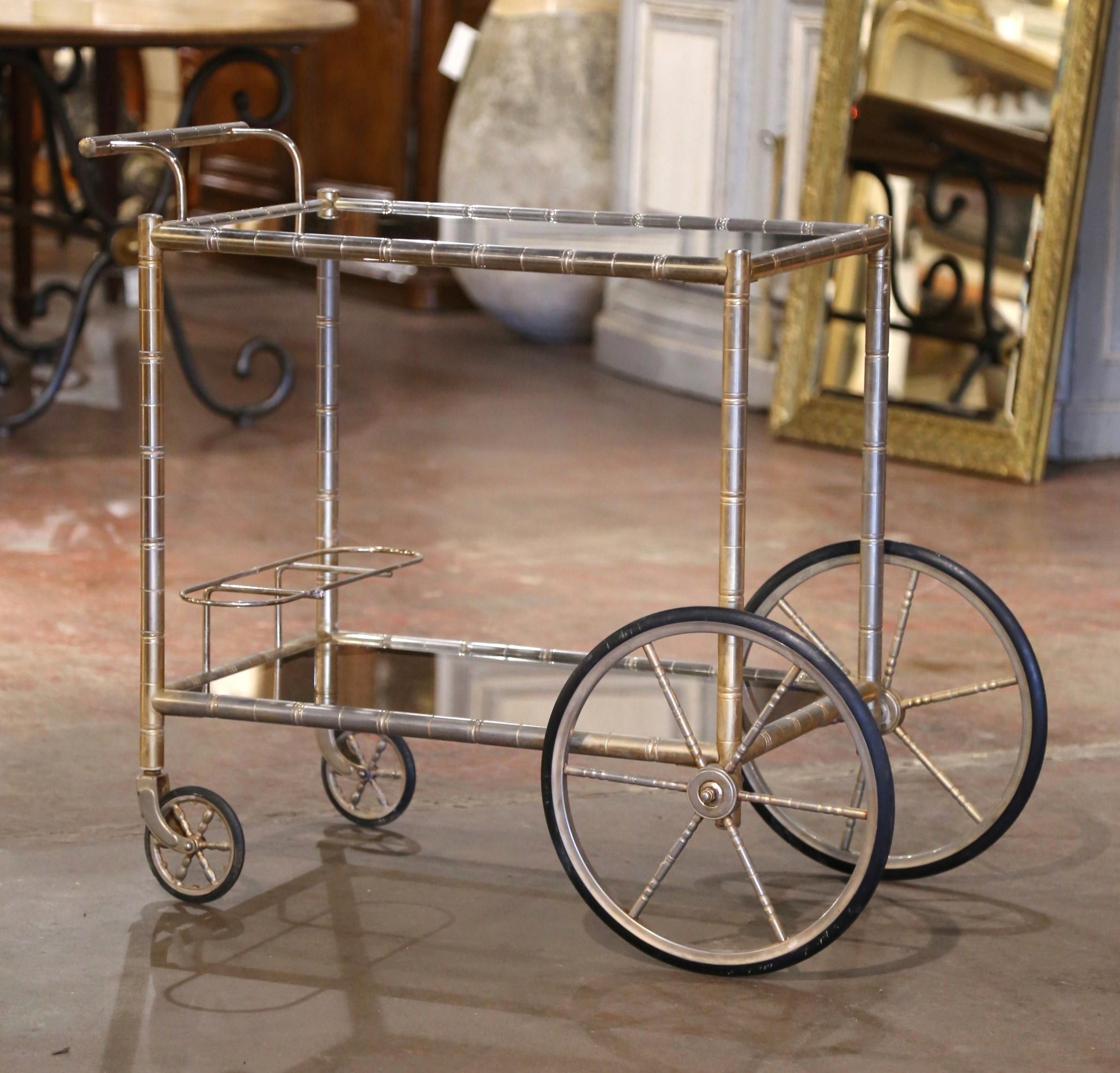 Ce magnifique chariot de bar roulant à deux niveaux a été créé en France, vers 1920. De forme rectangulaire et fabriquée en laiton recouvert d'argent, la table à dessert repose sur de grandes roues à rayons à l'avant et sur un cadre en faux bambou ;