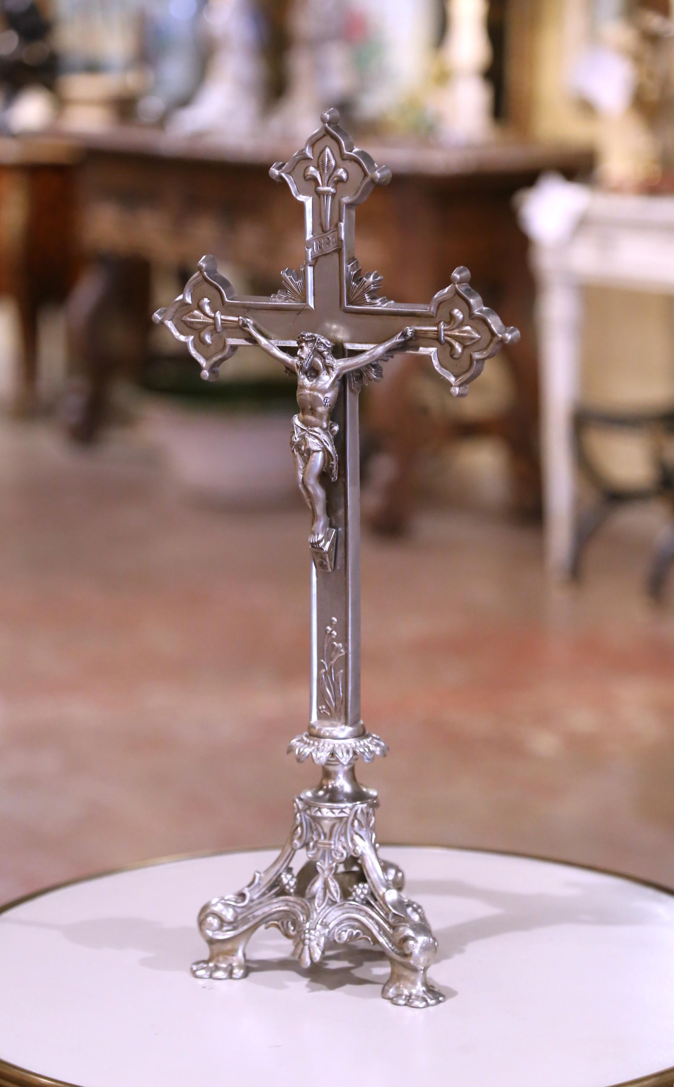 Das um 1920 in Frankreich aus versilbertem Eisen gefertigte Kruzifix zeigt eine wunderschön gegossene Christusfigur auf einem lateinischen Kreuz mit Fleur-de-Lys-Endstücken, die die Reinheit und die Heilige Dreifaltigkeit symbolisieren. Der