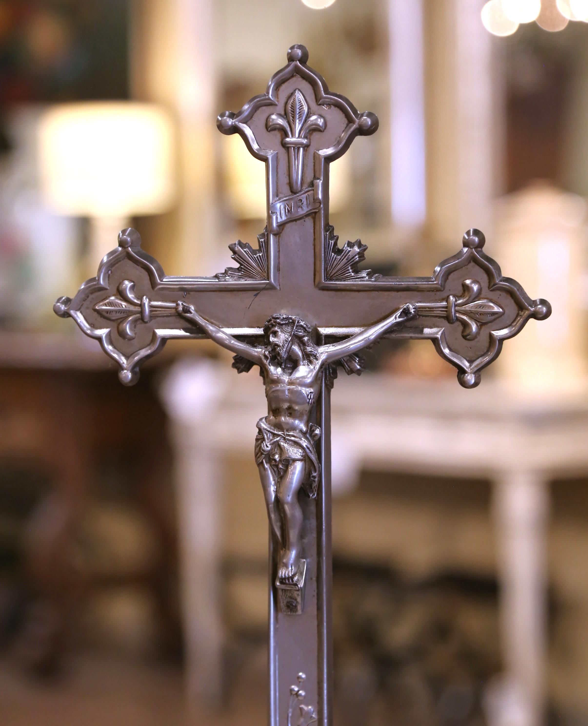 Französisches versilbertes Eisen-Altarkreuz des frühen 20. Jahrhunderts mit verschnörkeltem Liliensockel (Handgefertigt) im Angebot