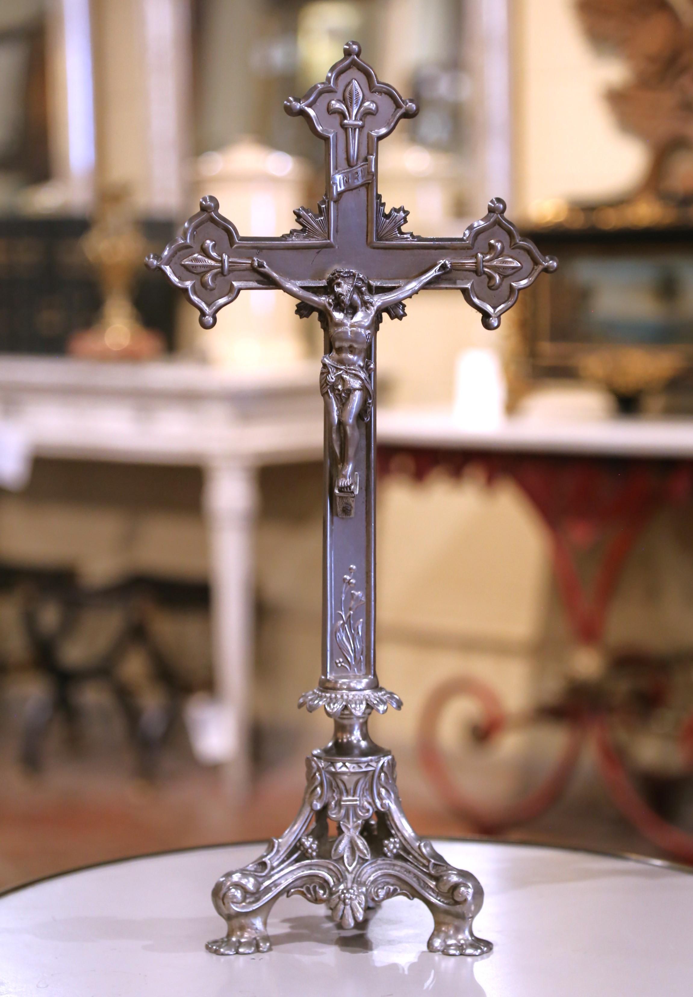 Französisches versilbertes Eisen-Altarkreuz des frühen 20. Jahrhunderts mit verschnörkeltem Liliensockel (Versilberung) im Angebot