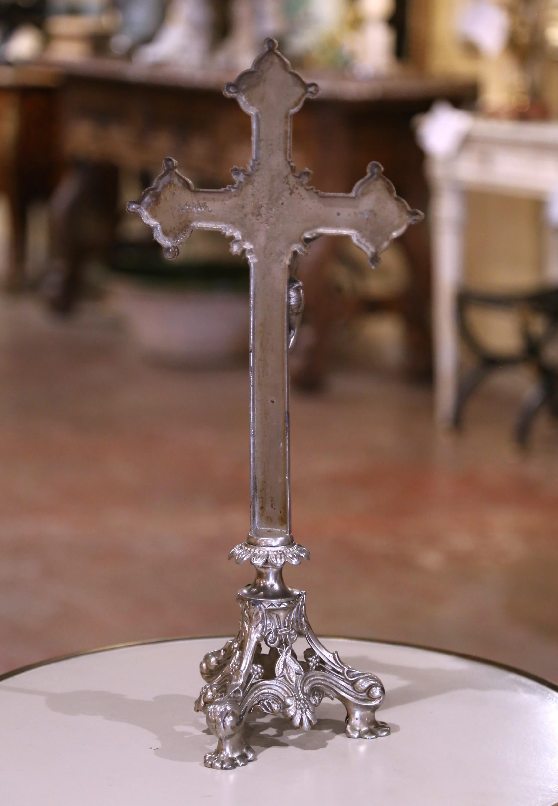 Französisches versilbertes Eisen-Altarkreuz des frühen 20. Jahrhunderts mit verschnörkeltem Liliensockel im Angebot 2