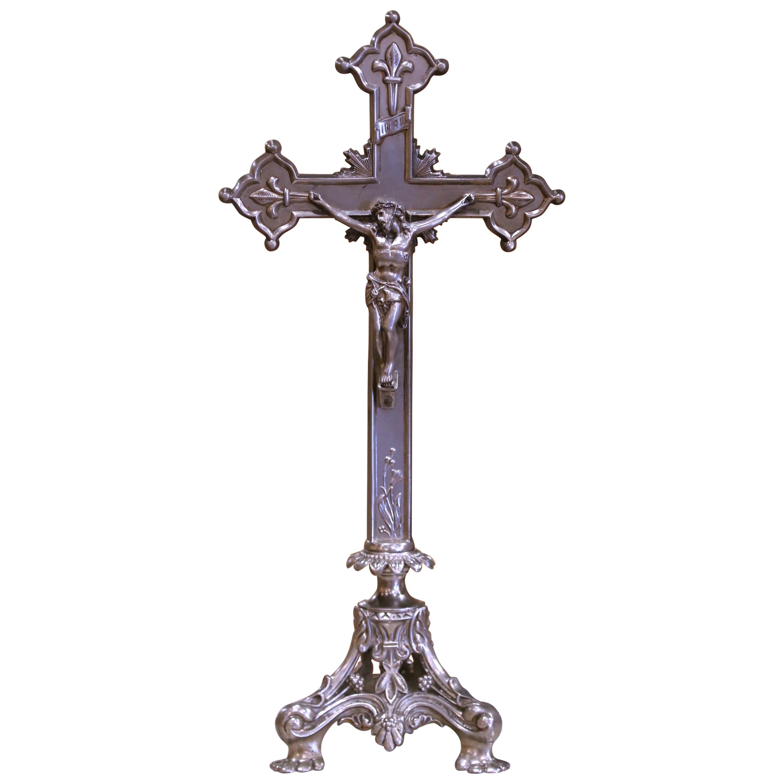 Crucifix d'autel français du début du 20e siècle en fer argenté avec base en forme de nénuphar ornée