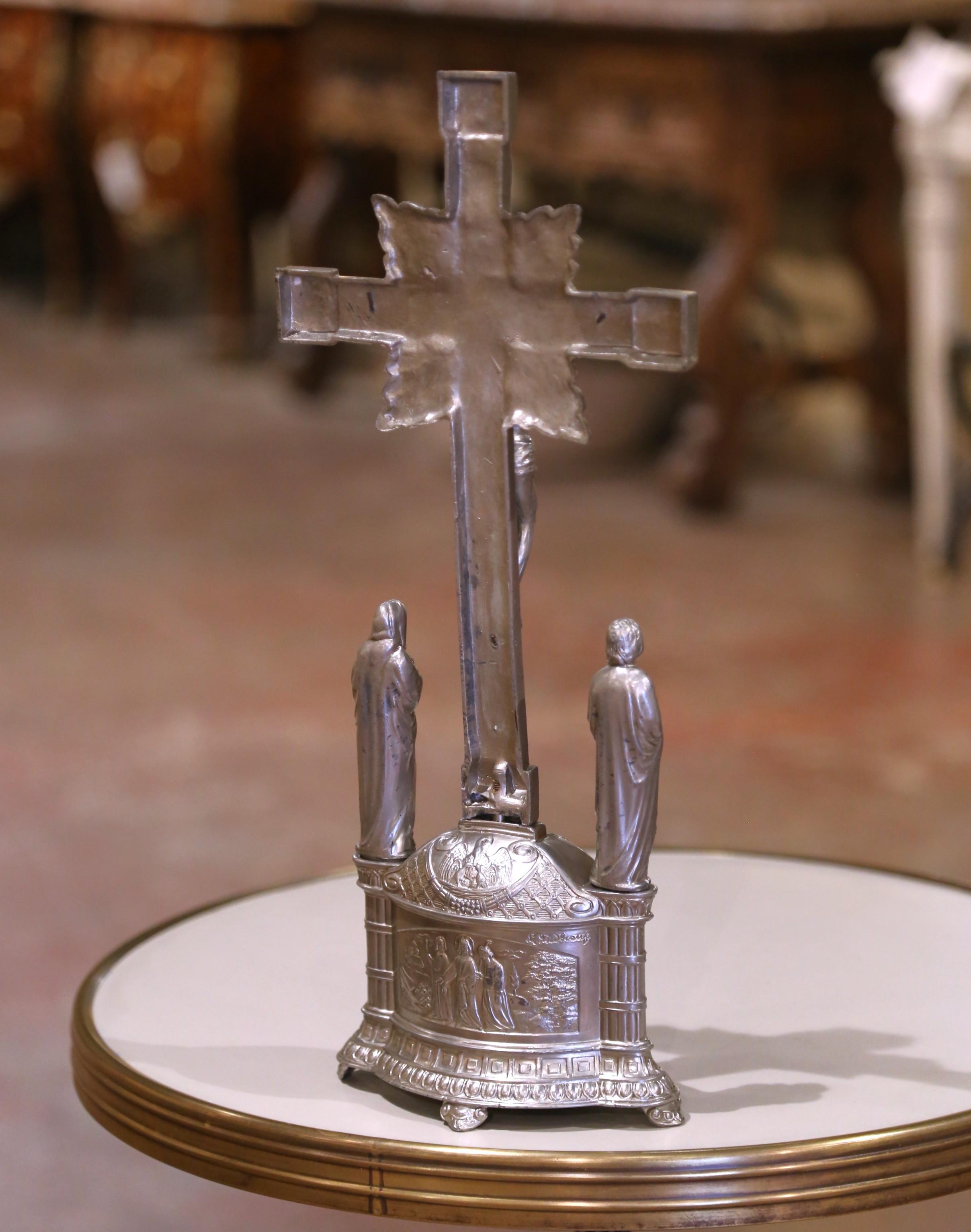 Crocifisso francese in spelta argentata dell'inizio del XX secolo  e figure rimovibili in vendita 5
