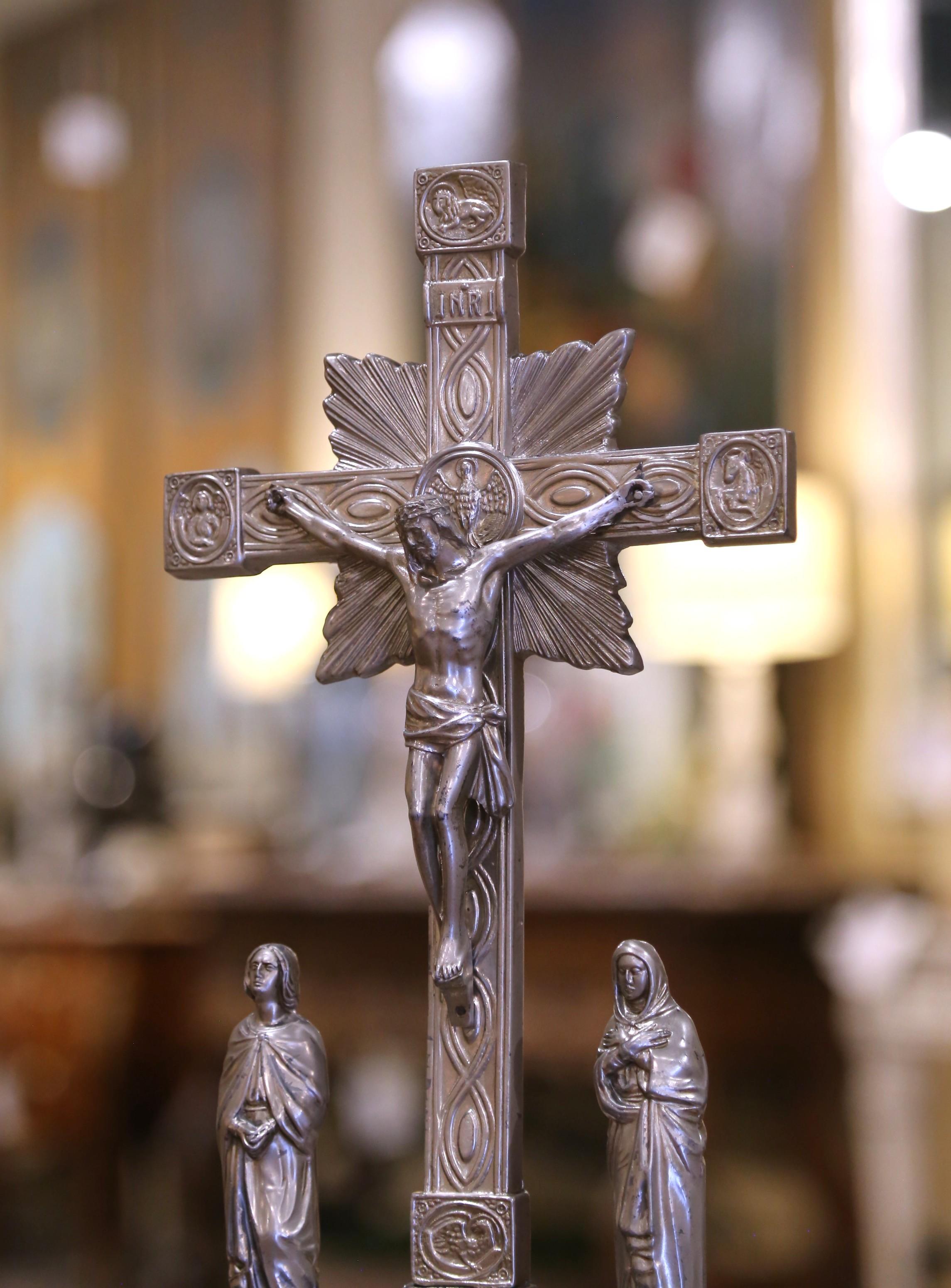 Francese Crocifisso francese in spelta argentata dell'inizio del XX secolo  e figure rimovibili in vendita