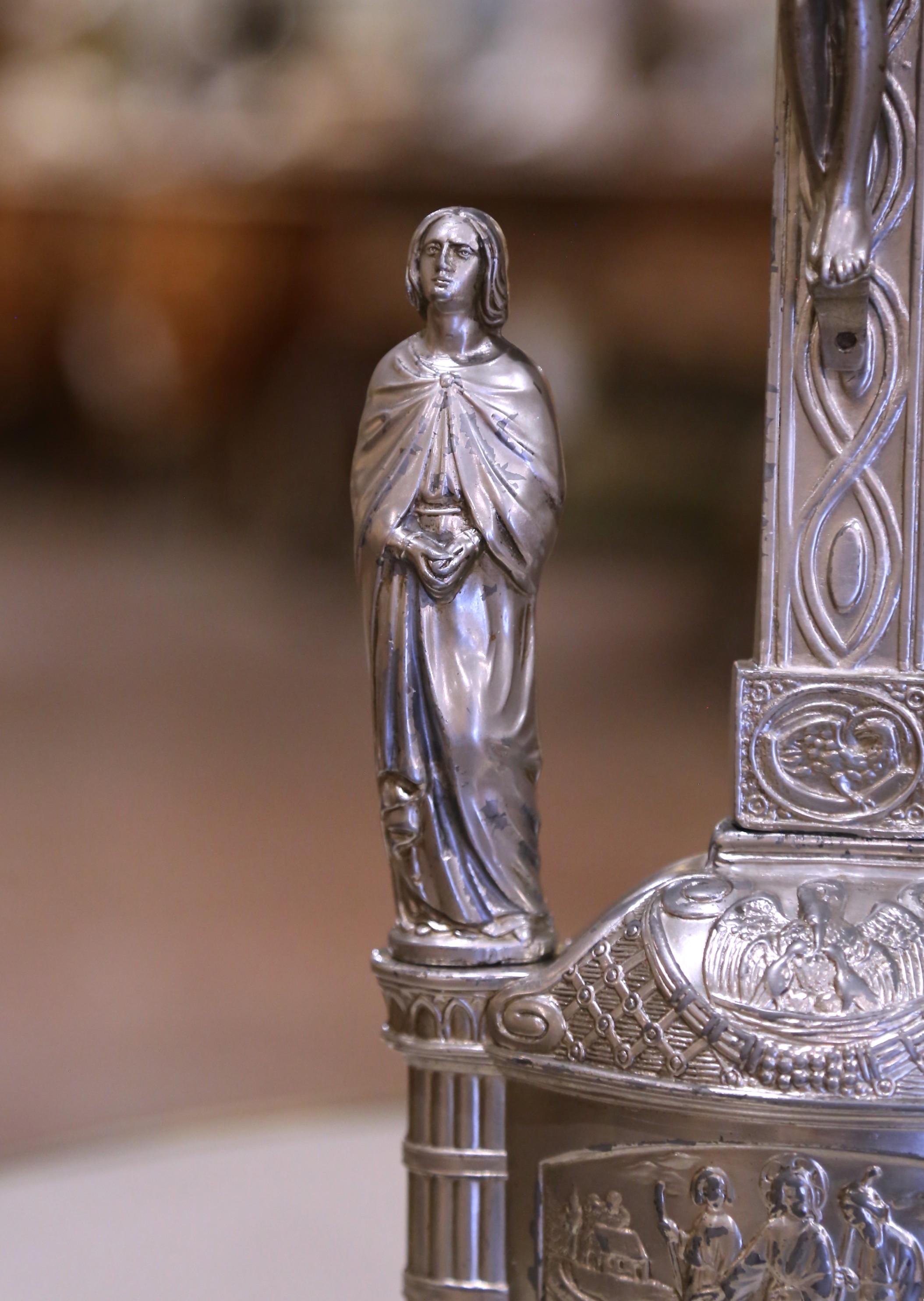 Placcato argento Crocifisso francese in spelta argentata dell'inizio del XX secolo  e figure rimovibili in vendita