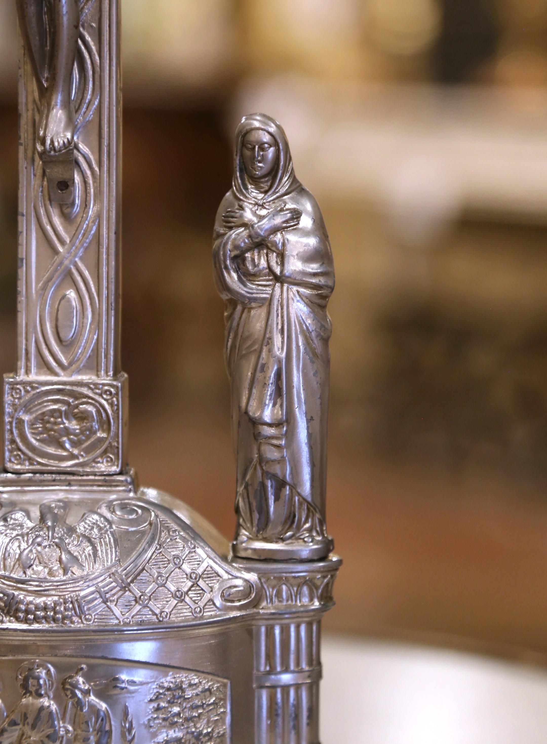 Crocifisso francese in spelta argentata dell'inizio del XX secolo  e figure rimovibili in vendita 1
