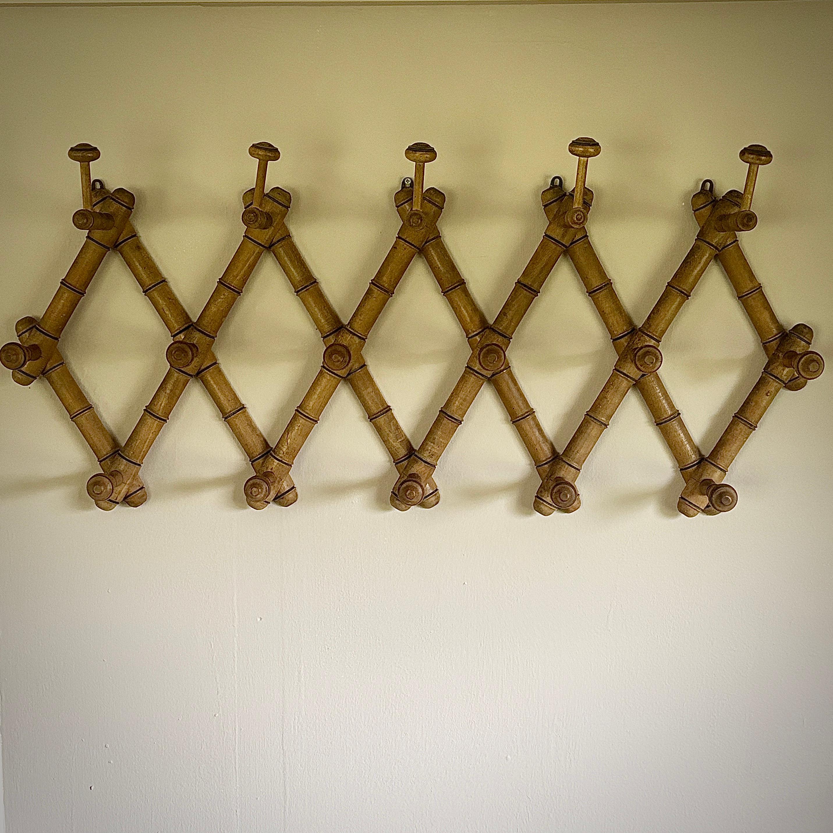 Remarkable, large, simulated bamboo carved wood hat and coat hook.

16 hooks in total.

Good condition commensurate with age.

France, Circa 1930.

Measurements of width and height are slightly editable as the whole set articulates wider and