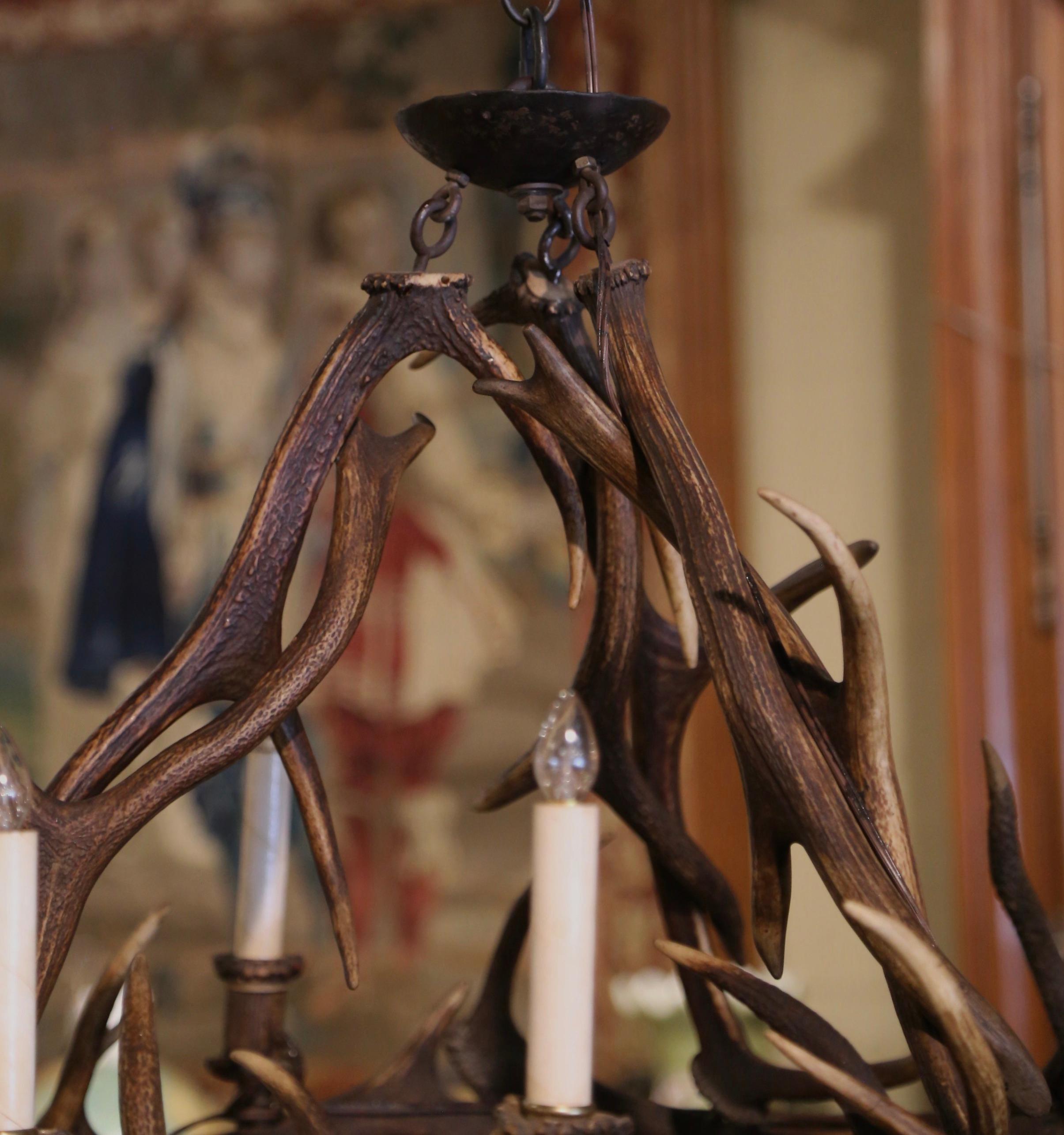 Bois cerf Début du 20e siècle Français  Lustre en corne de cerf à six lumières en vente