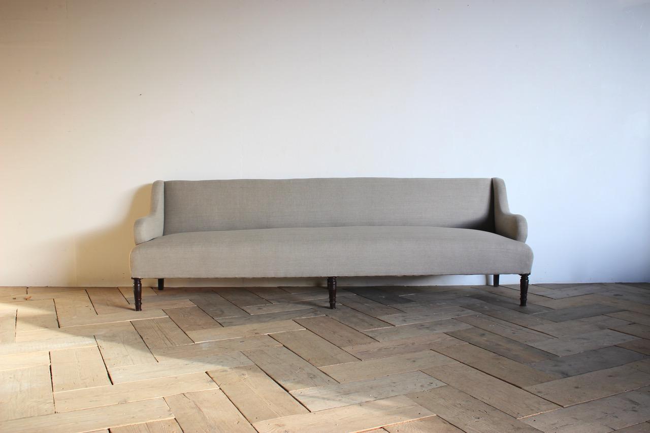 A very elegant and of large proportions, early 20th century French, six legged sofa / bench recently reupholstered by us in a neutral linen, that will make a statement in most settings. 

France, circa 1900s/1920s.

Measurements: 46cm High
