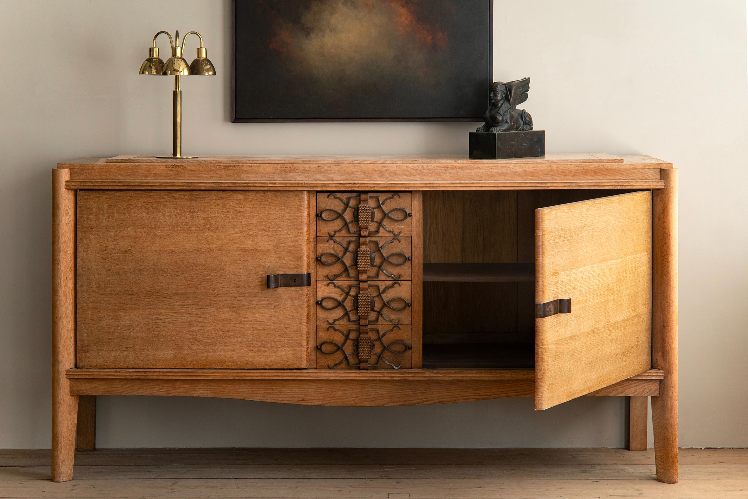Early 20th Century French Solid Oak and Iron Sideboard in vendita 3