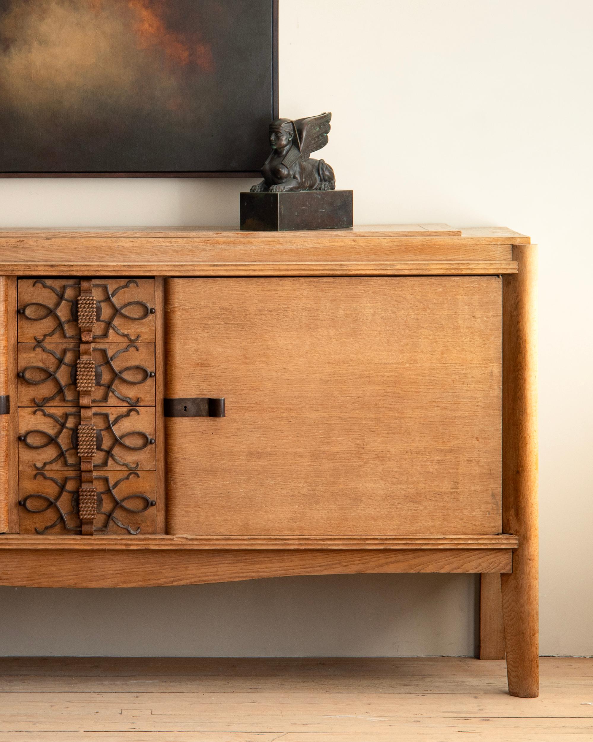 Mid-Century moderno Early 20th Century French Solid Oak and Iron Sideboard in vendita