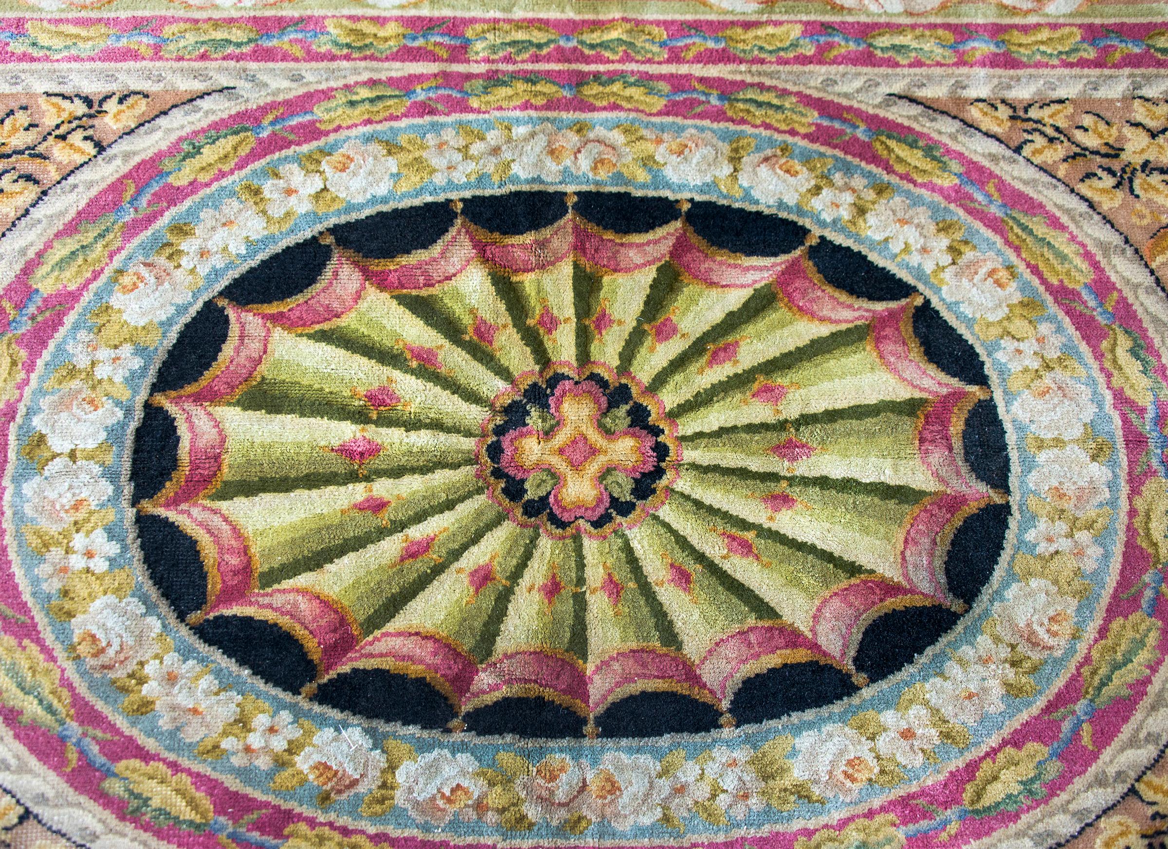 Early 20th Century French Sovannerie Rug In Good Condition For Sale In Chicago, IL