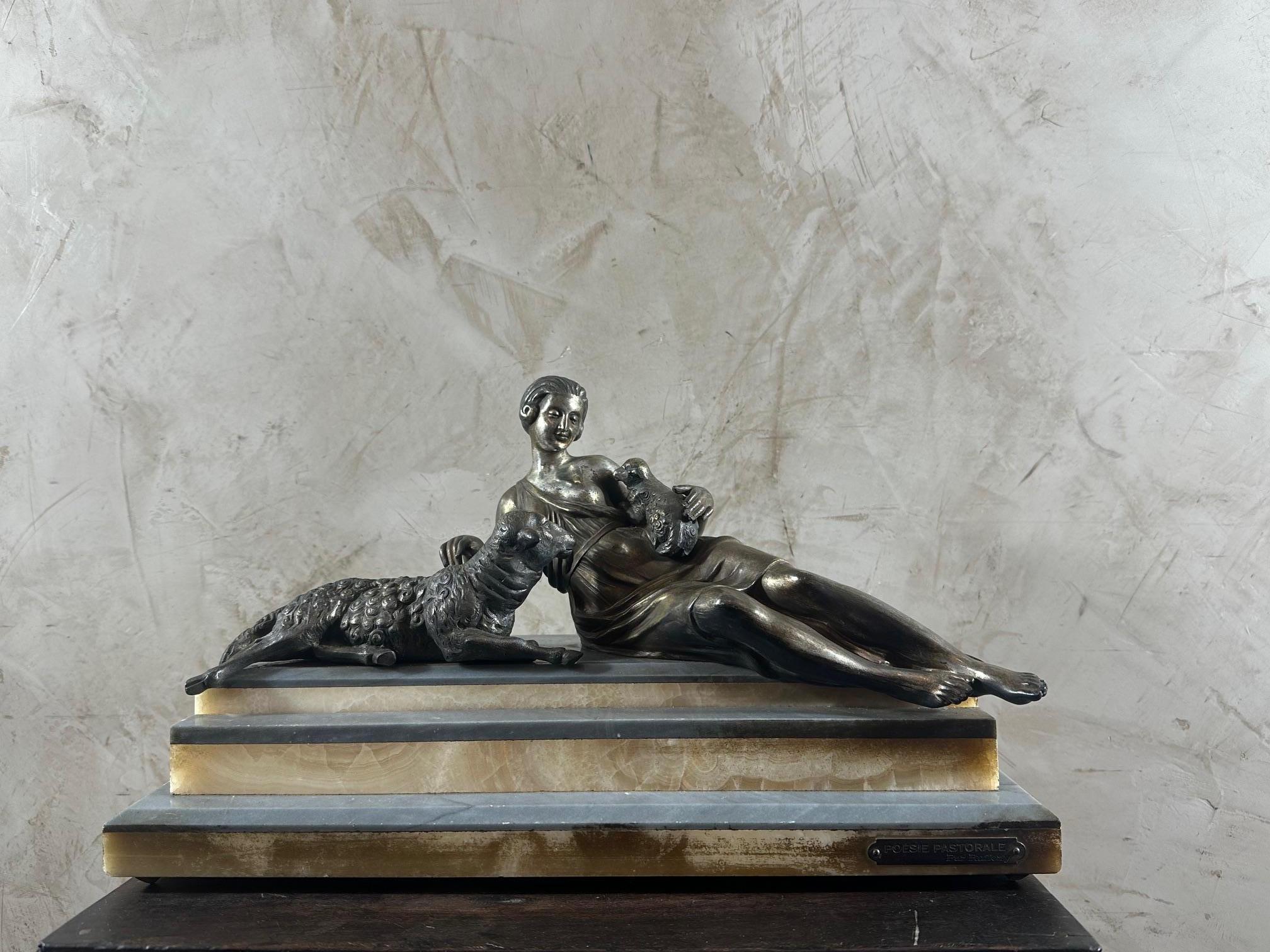Bella statua in spelta su una base di marmo a gradini che rappresenta una donna accompagnata da una pecora e dal suo piccolo. 
Risale agli anni '20, il periodo dell'Art Nouveau. 
Ottime condizioni. Firmato sulla base 
