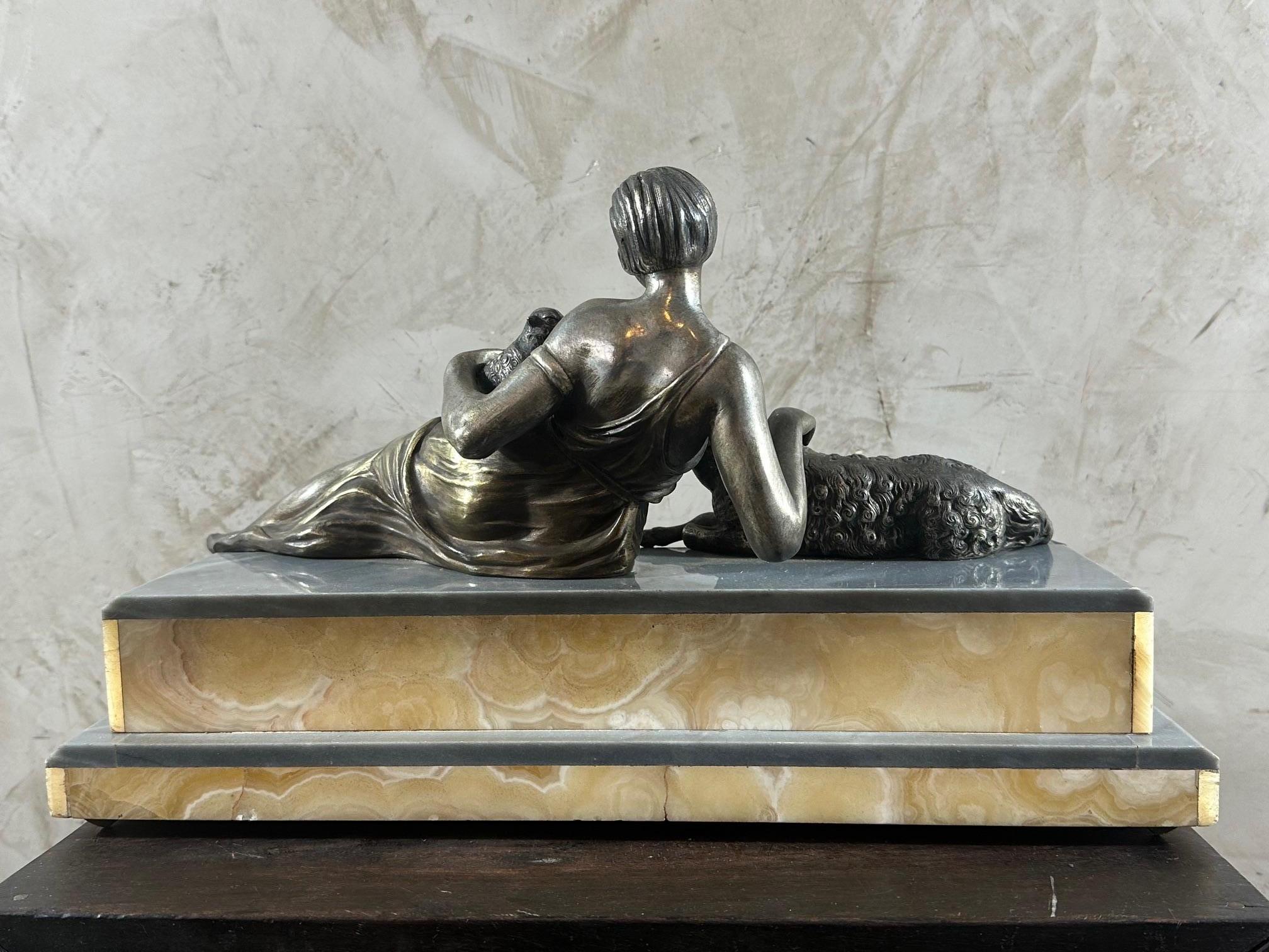 Zinco commerciale Statua Art nouveau francese in marmo e spelta dei primi del Novecento, anni '25 in vendita