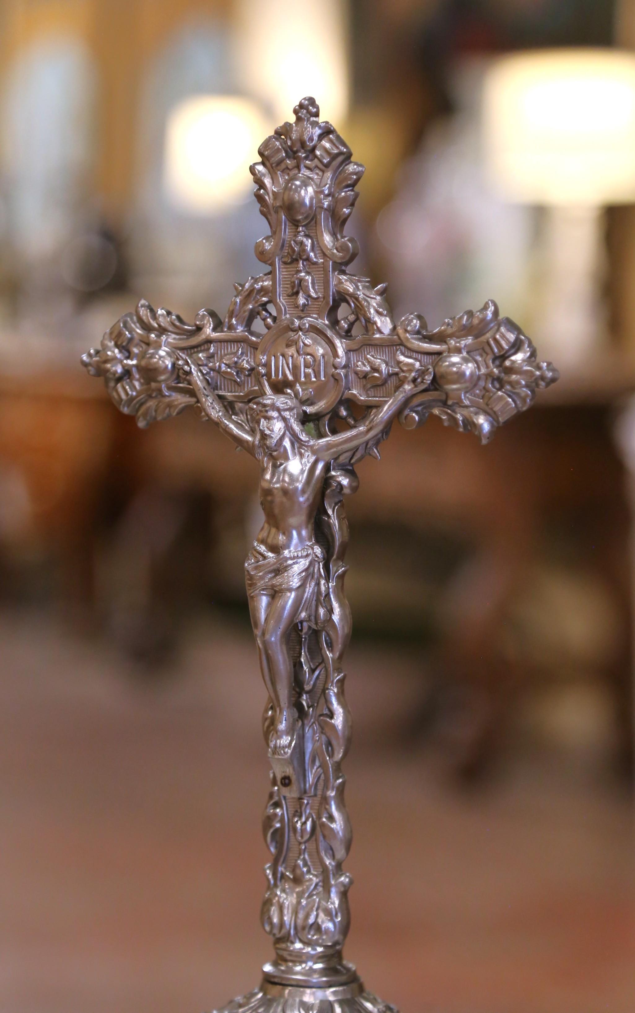 Crucifijo francés de espelta de principios del siglo XX con base ornamentada y cruz foliada Francés en venta